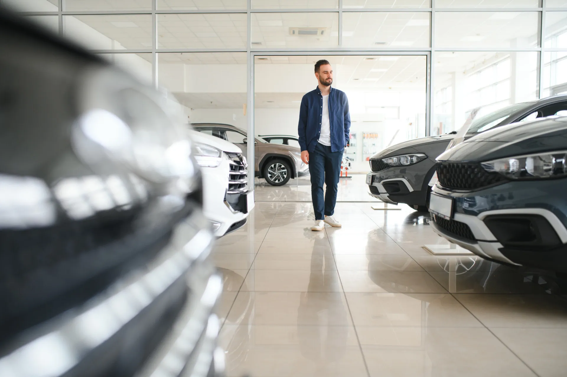 Chave de um carro em cima de um contrato de compra e venda.
