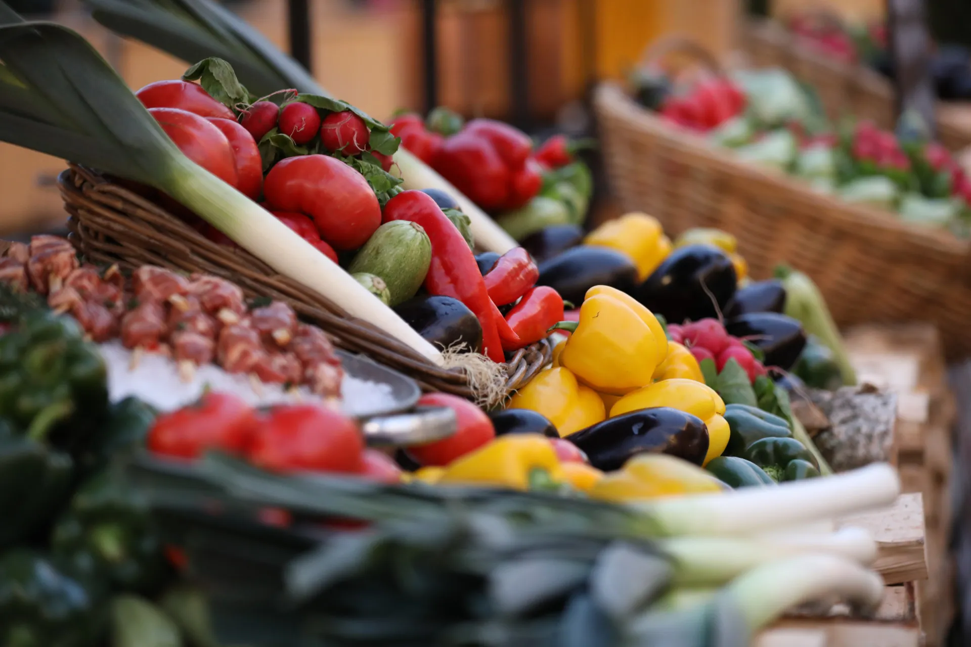 Cesta de compras cheia de frutas, verduras e legumes frescos e orgânicos.