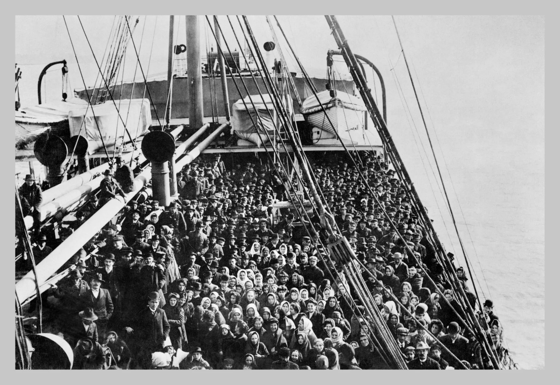 Família de imigrantes olhando para o horizonte com esperança.