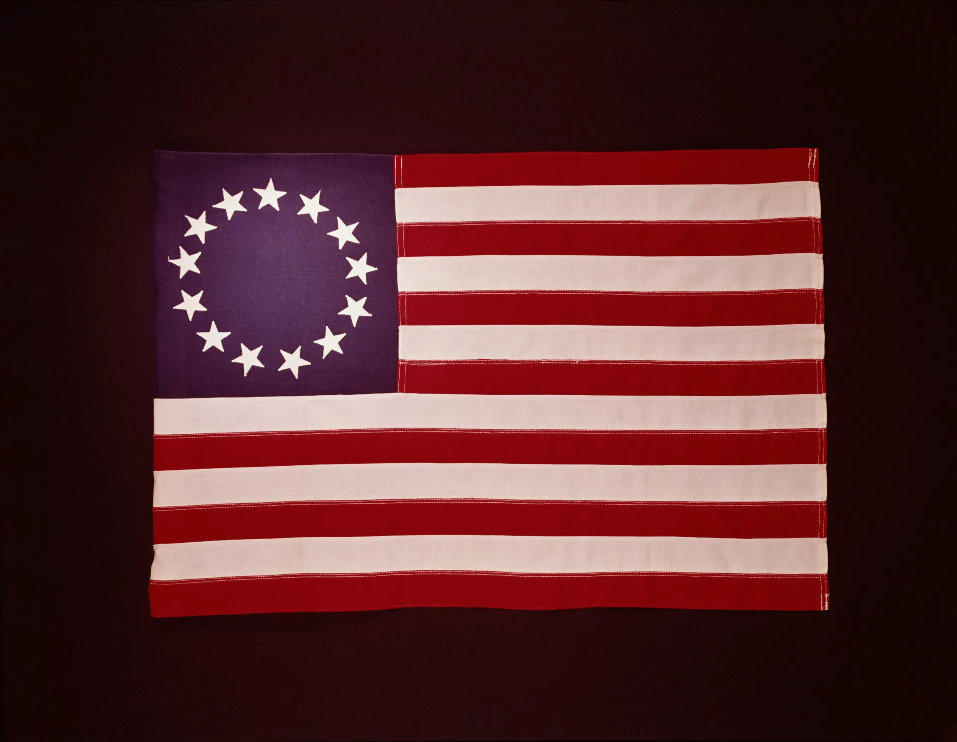Bandeira americana tremulando, representando os ideais da nação.