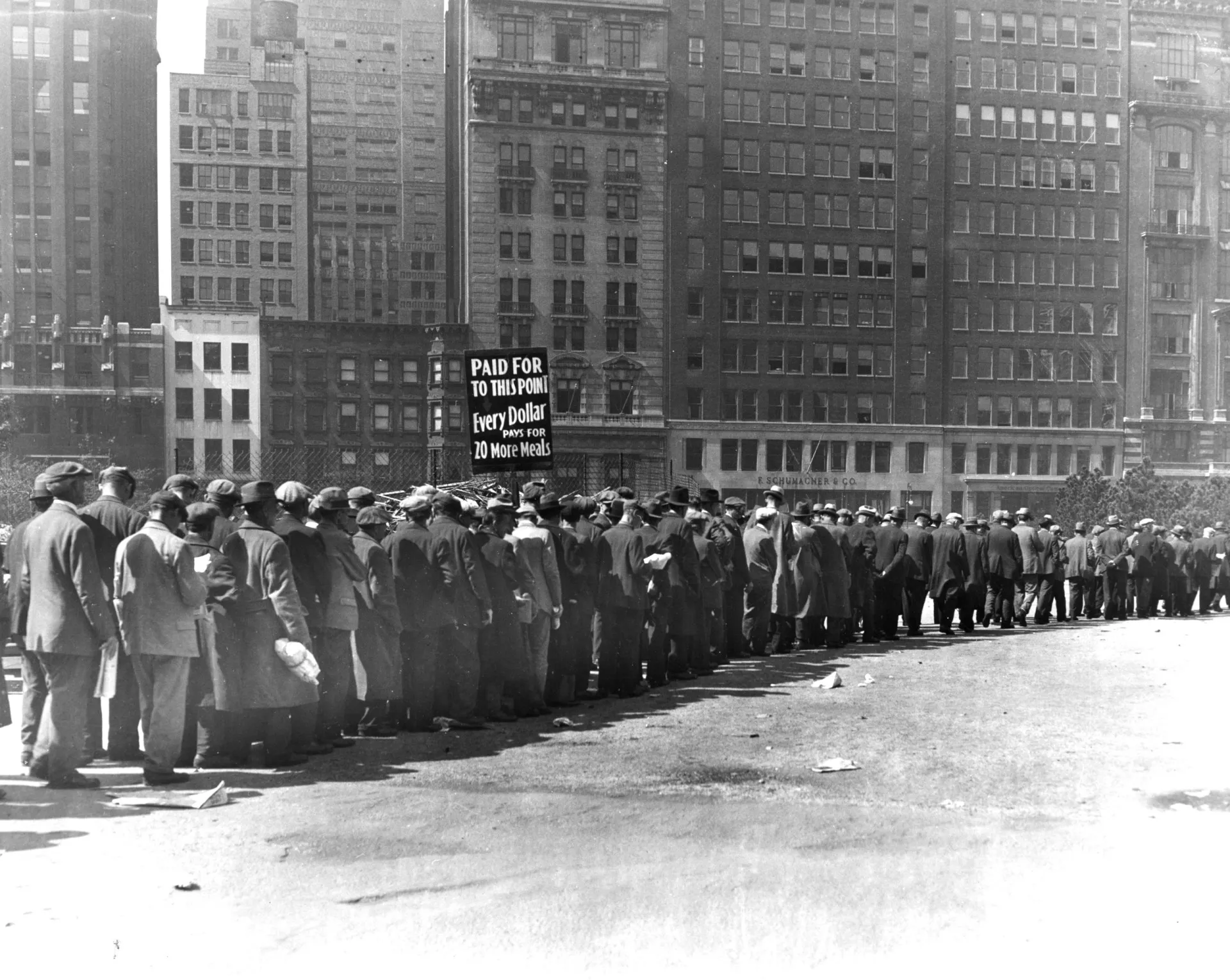 Fila de homens desempregados durante a Grande Depressão nos anos 1930.