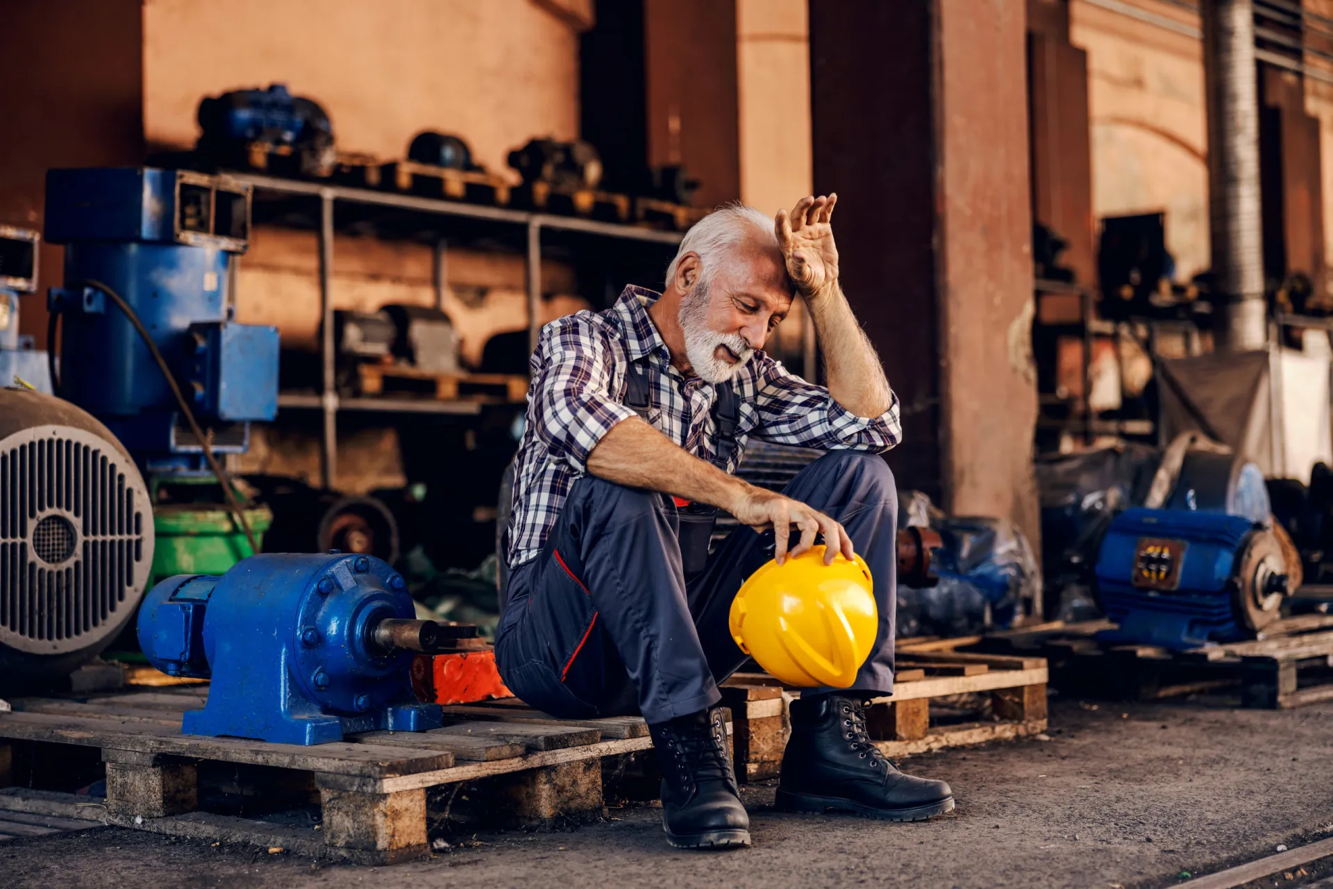 Trabalhador cansado e mal remunerado, simbolizando a dificuldade de progredir.