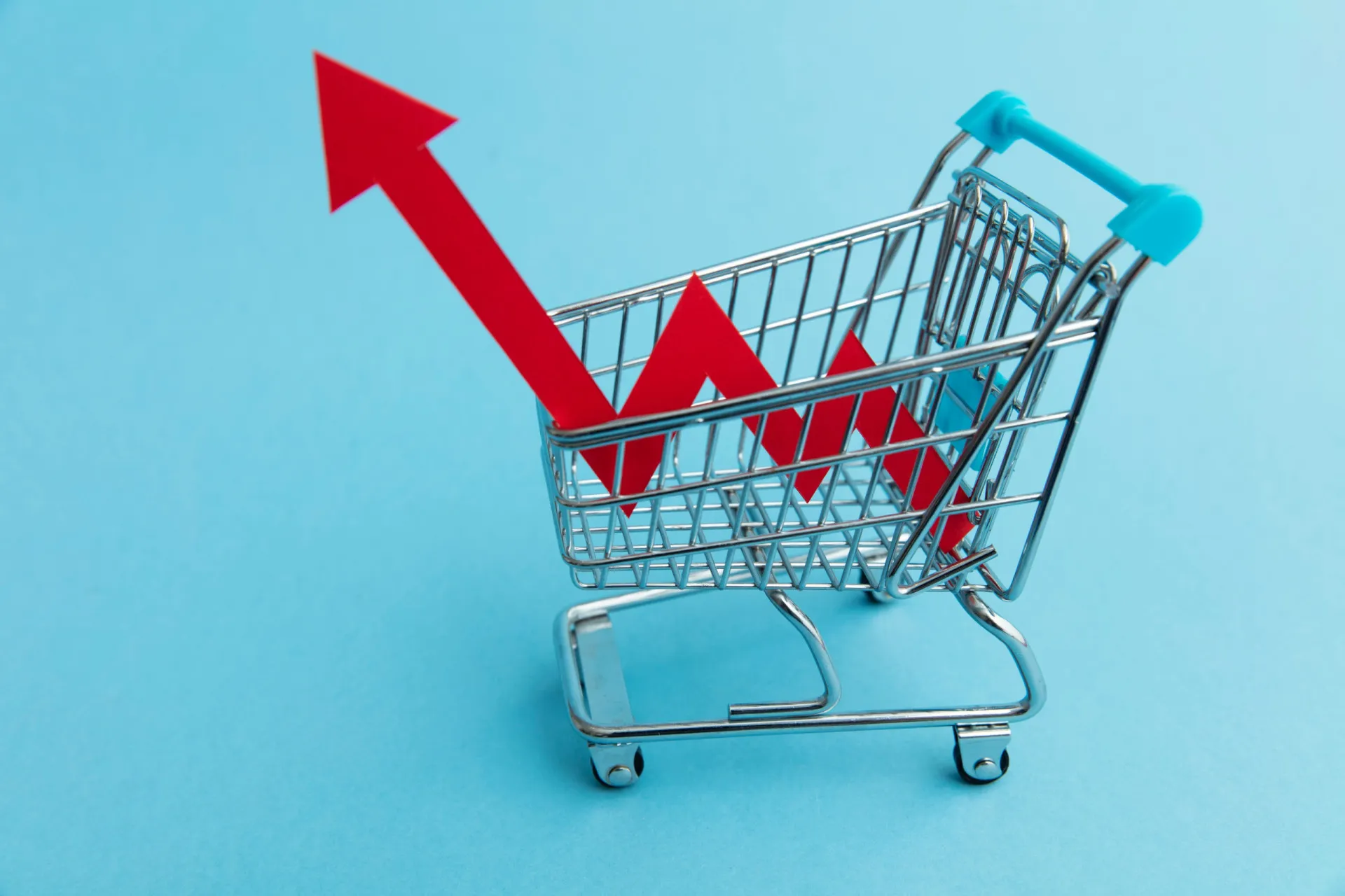 Uma mão segurando várias notas de dólar, simbolizando o materialismo.