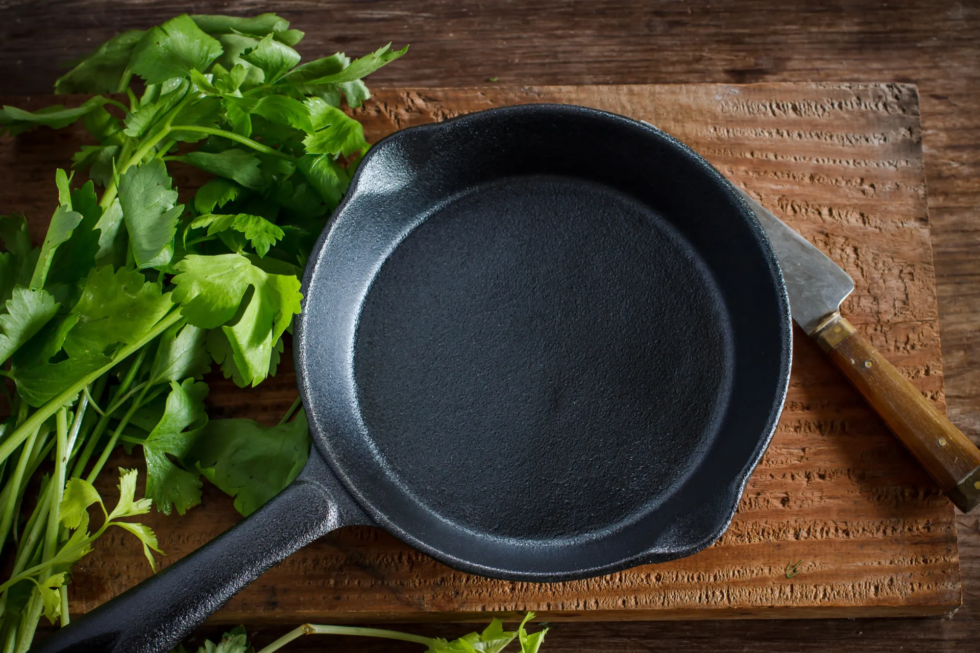 Uma frigideira de ferro fundido sendo usada para cozinhar, com um aspecto robusto e durável.