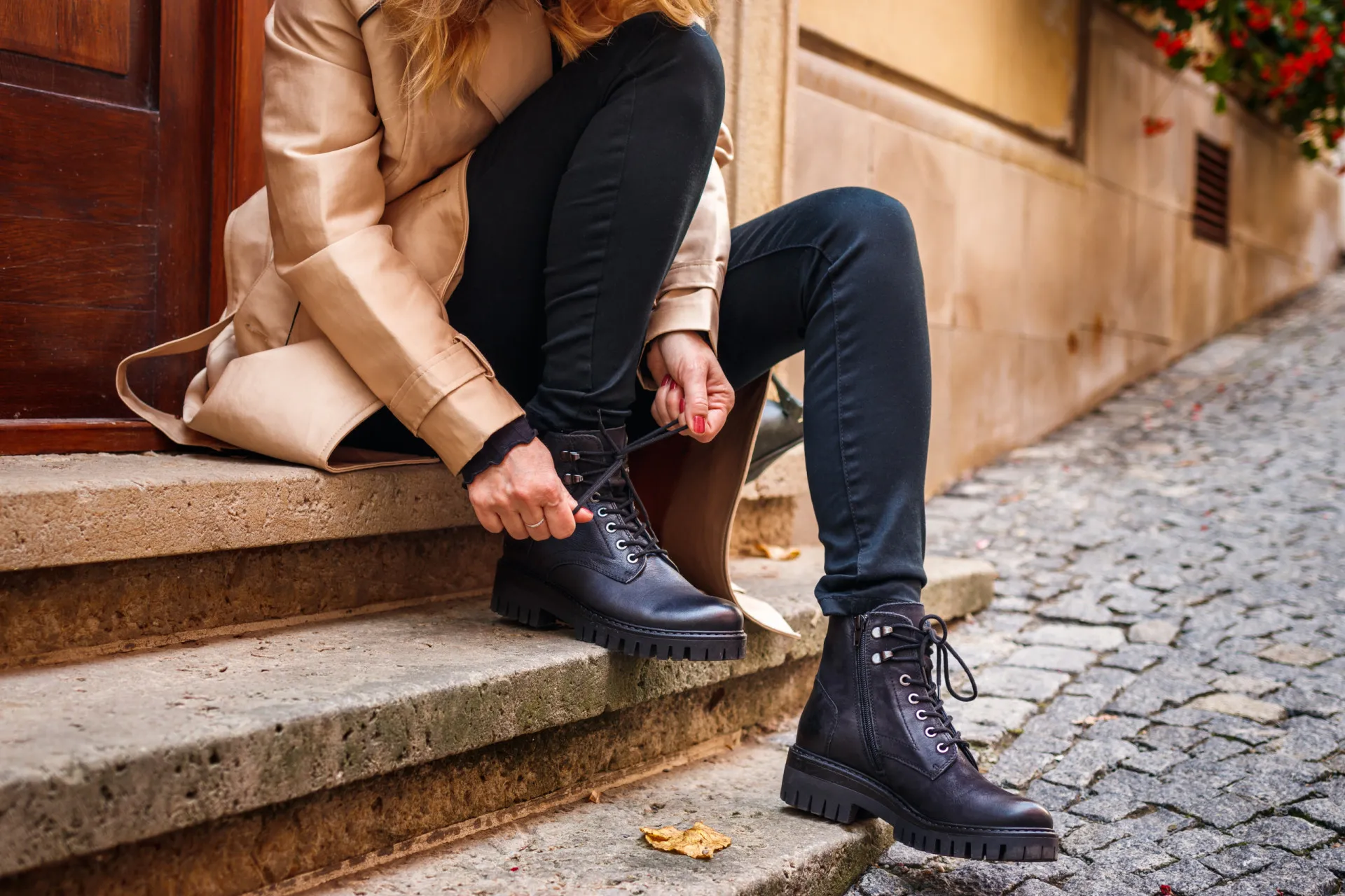 Um par de botas de couro com aparência usada e confortável, mostrando a beleza do material envelhecido.
