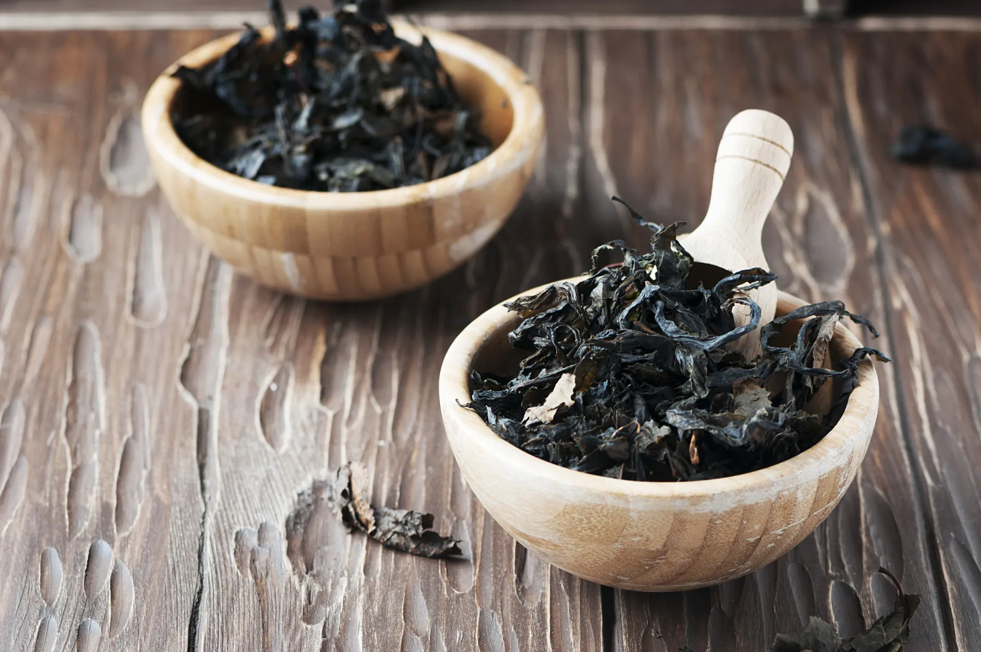 Folhas de chá Pu-erh prensadas em um disco, um tipo de chá que melhora com o envelhecimento.