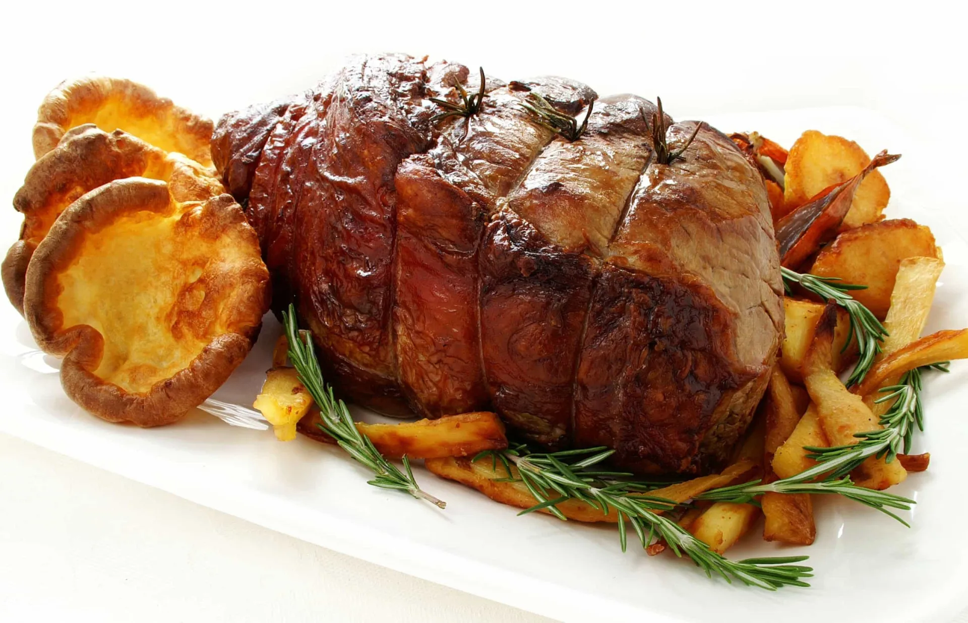 Um bife maturado a seco, com uma cor escura e textura rica, pronto para ser cozido.