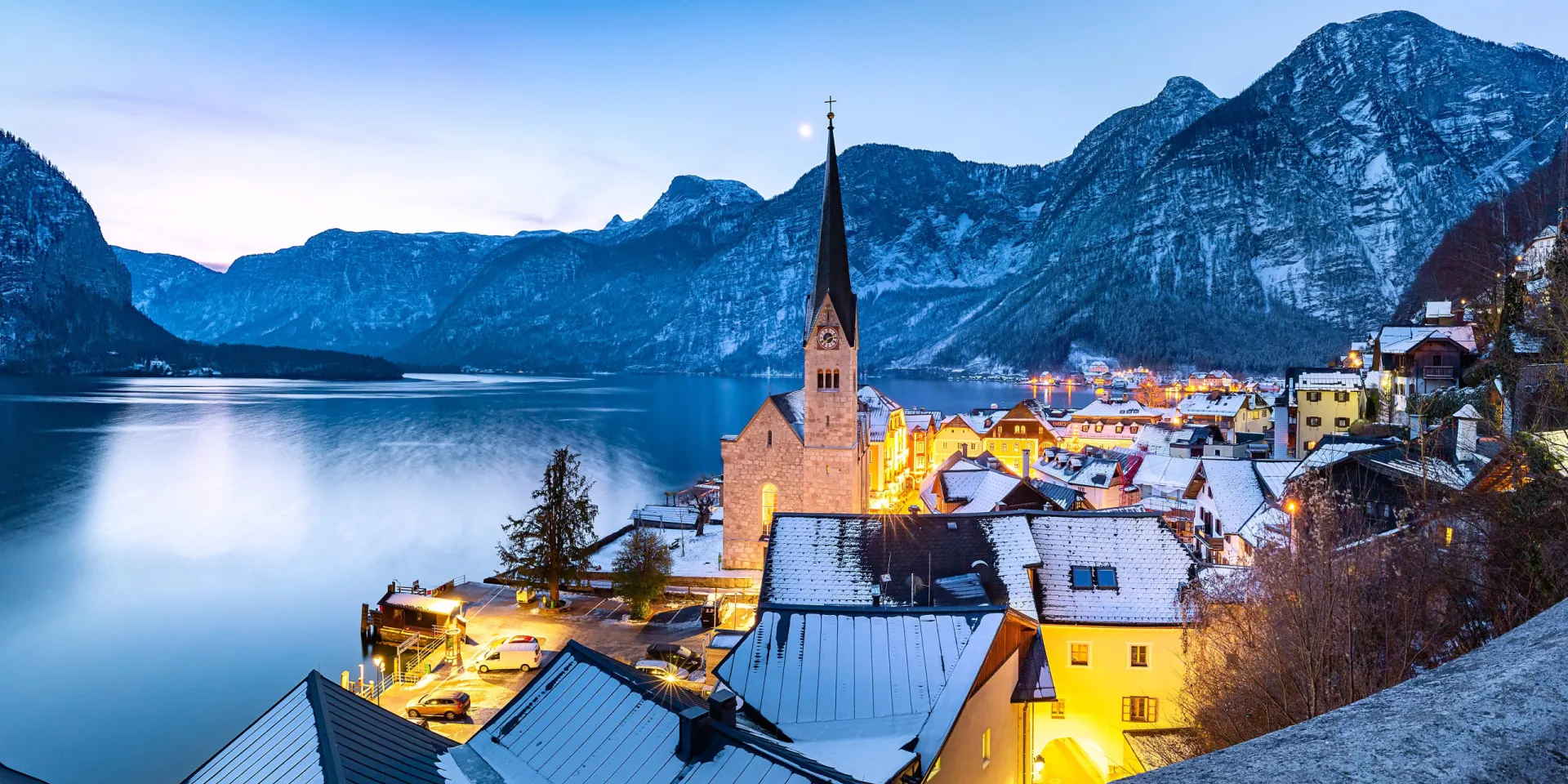 Vista da vila de Hallstatt na Áustria, à beira de um lago.