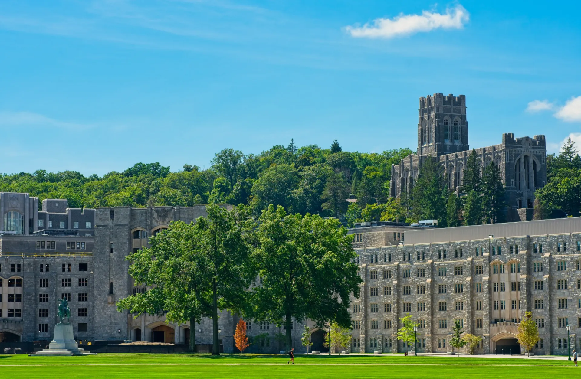 Formação de cadetes no pátio da Academia Militar dos Estados Unidos em West Point.