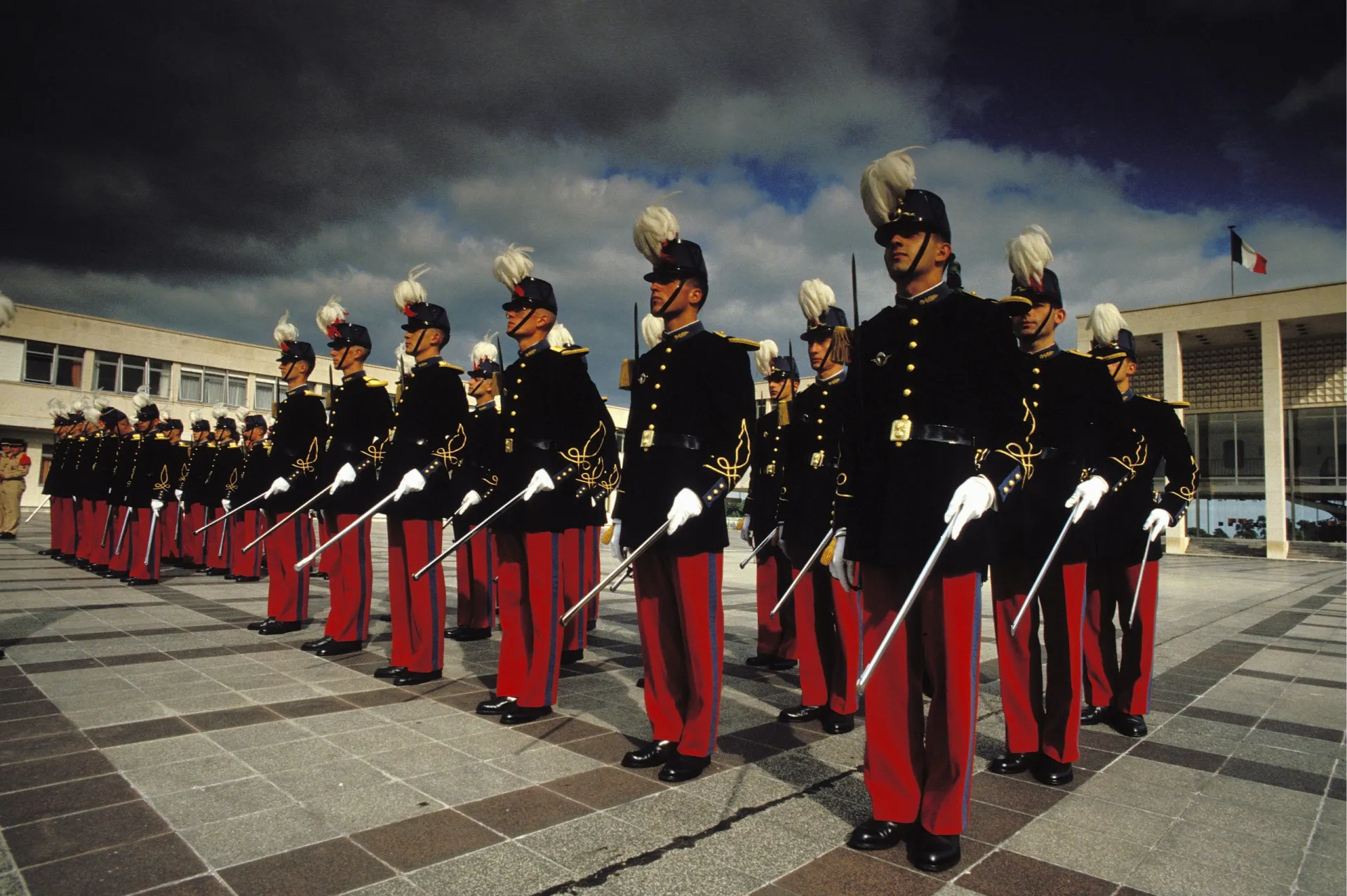 Cadetes franceses da Escola Militar Especial de Saint-Cyr em desfile.