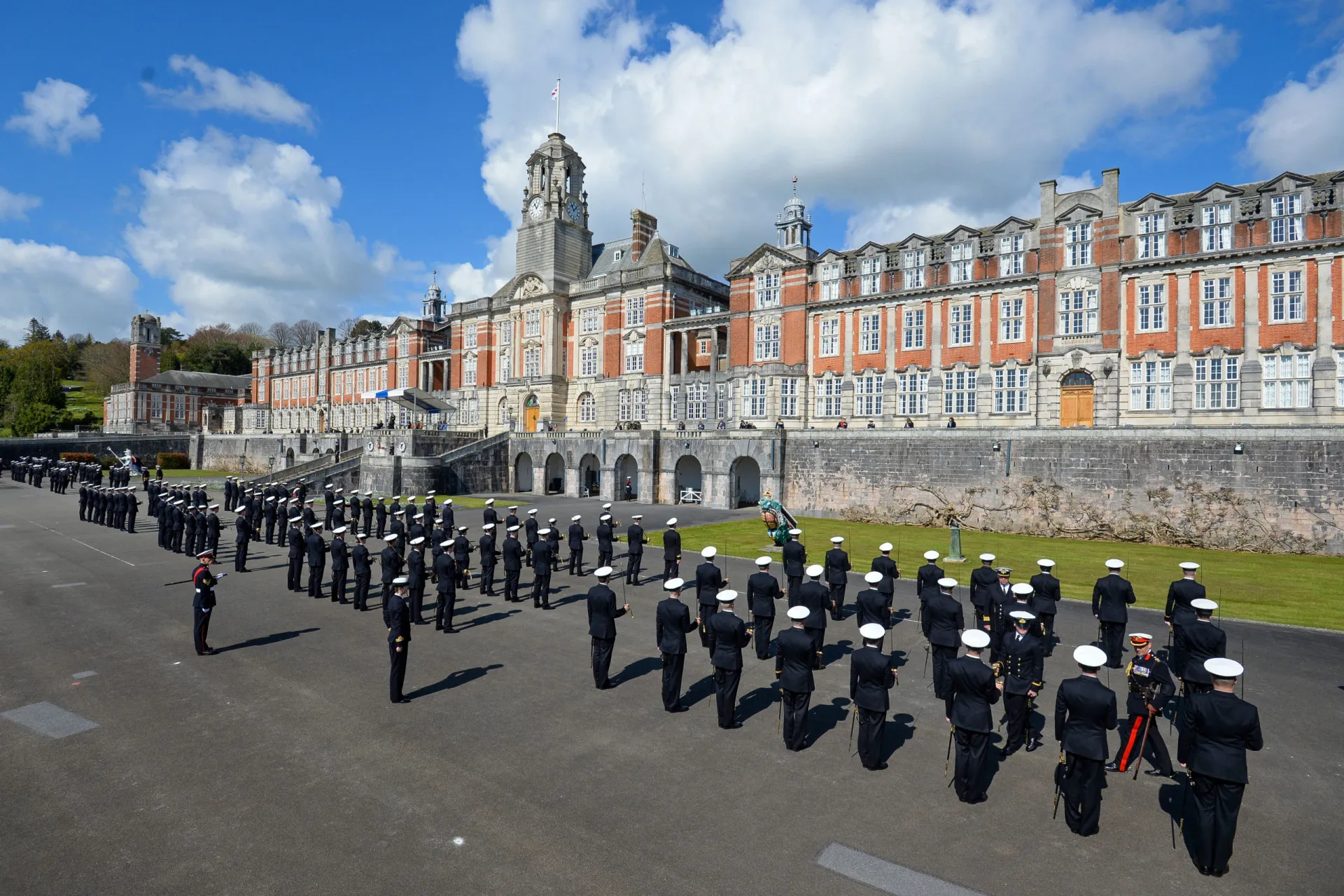 Vista externa do imponente prédio da Britannia Royal Naval College em Dartmouth.