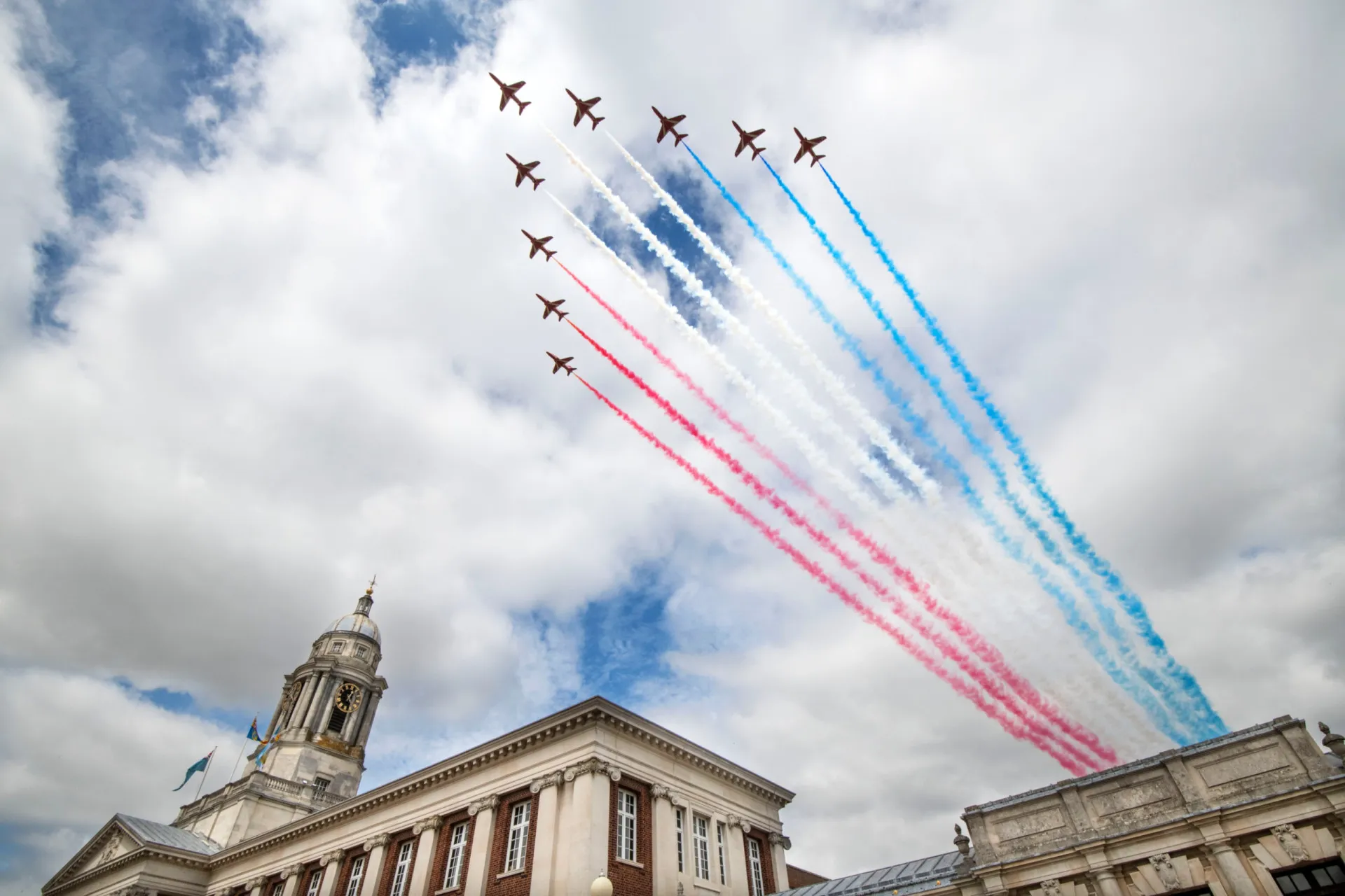 Aviões de treinamento da RAF em formação no céu sobre Cranwell.