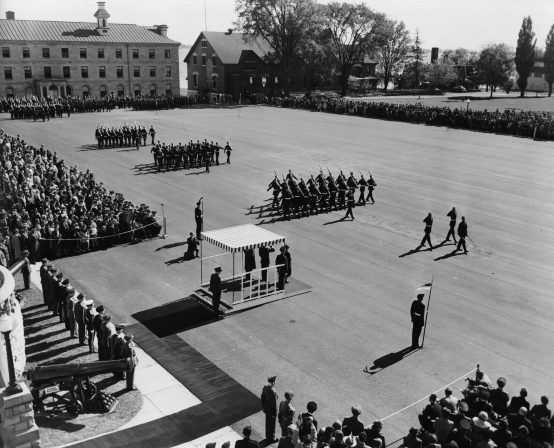 Cadetes do Royal Military College of Canada em formação durante o inverno.