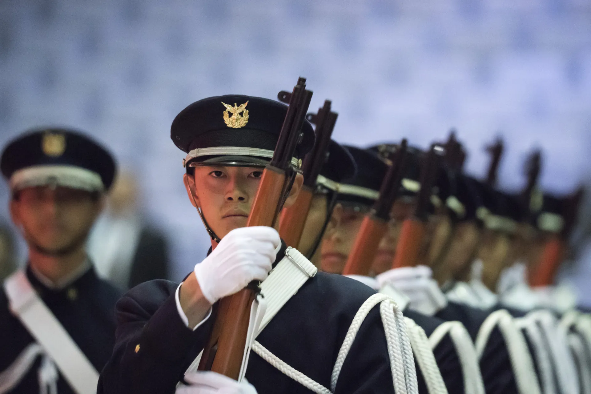 Cadetes da Academia de Defesa Nacional do Japão em cerimônia formal.