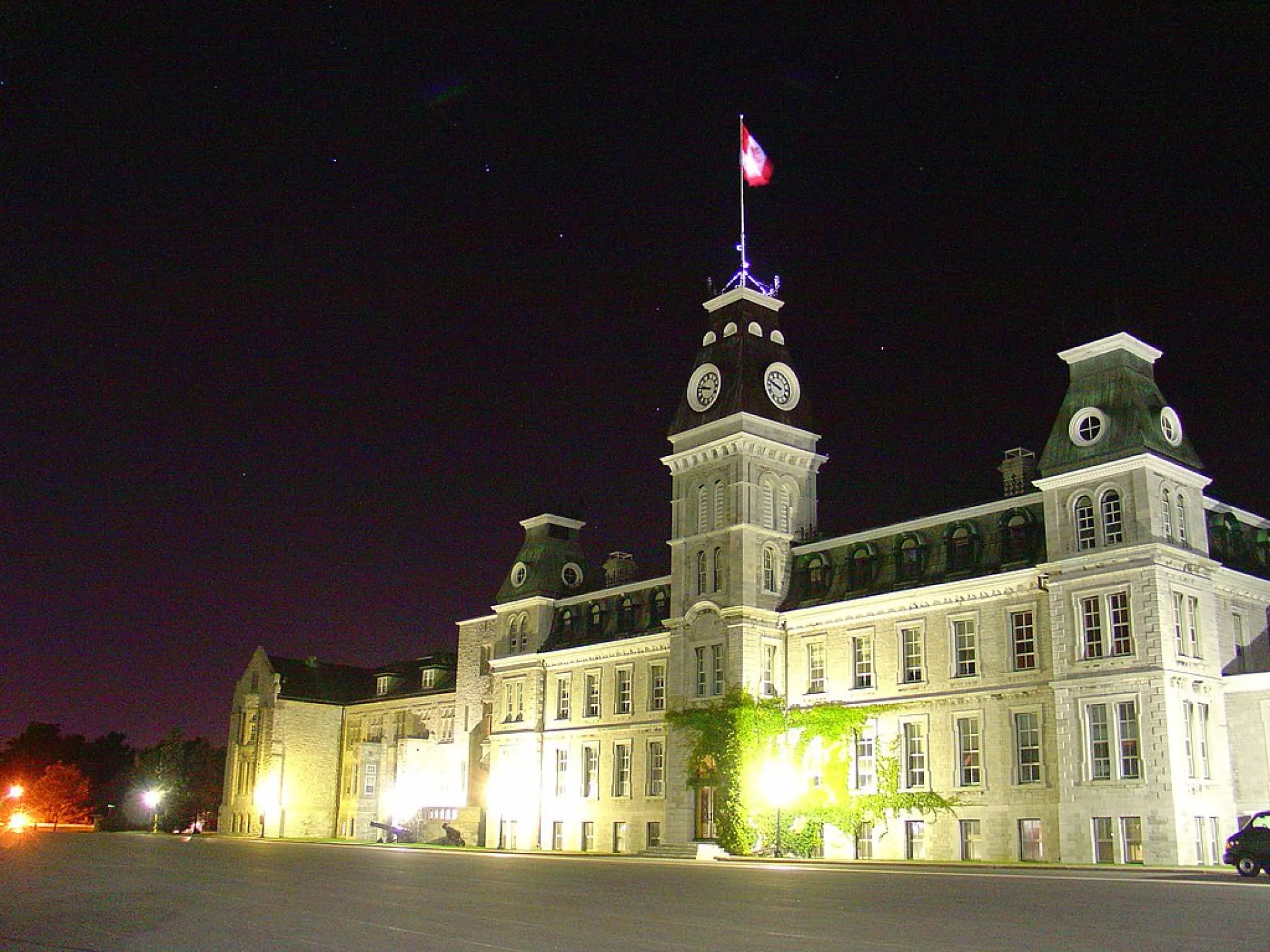 Edifício histórico do Royal Military College of Canada em Kingston, Ontário.
