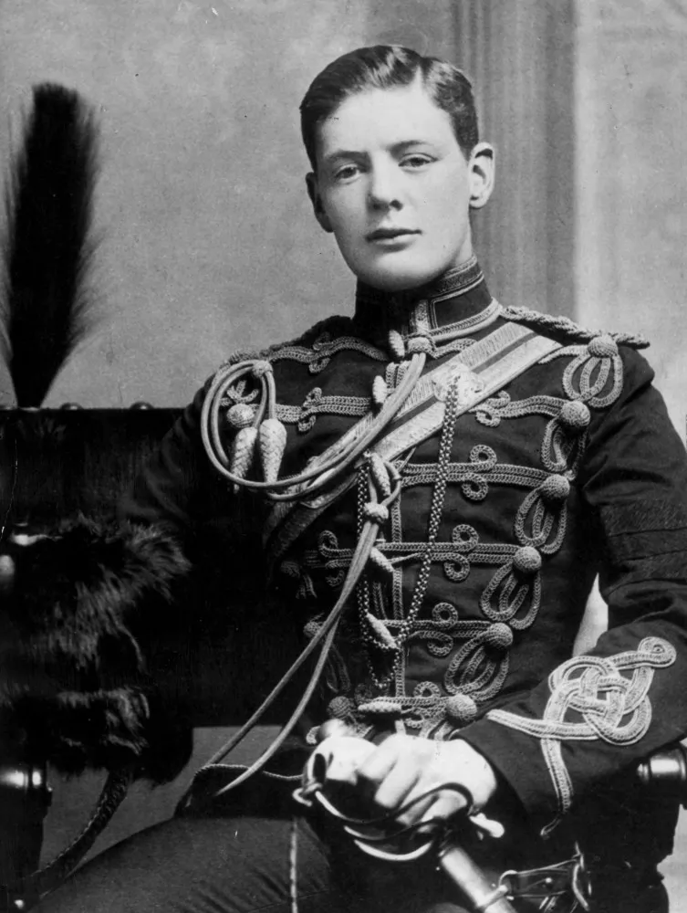 Foto antiga de Winston Churchill em seu uniforme militar.