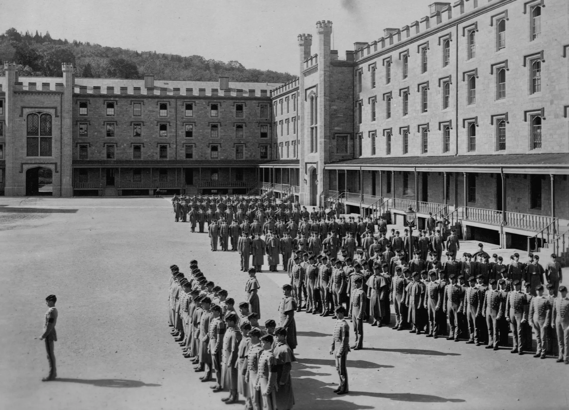 Cadetes marchando em perfeita sincronia em West Point.