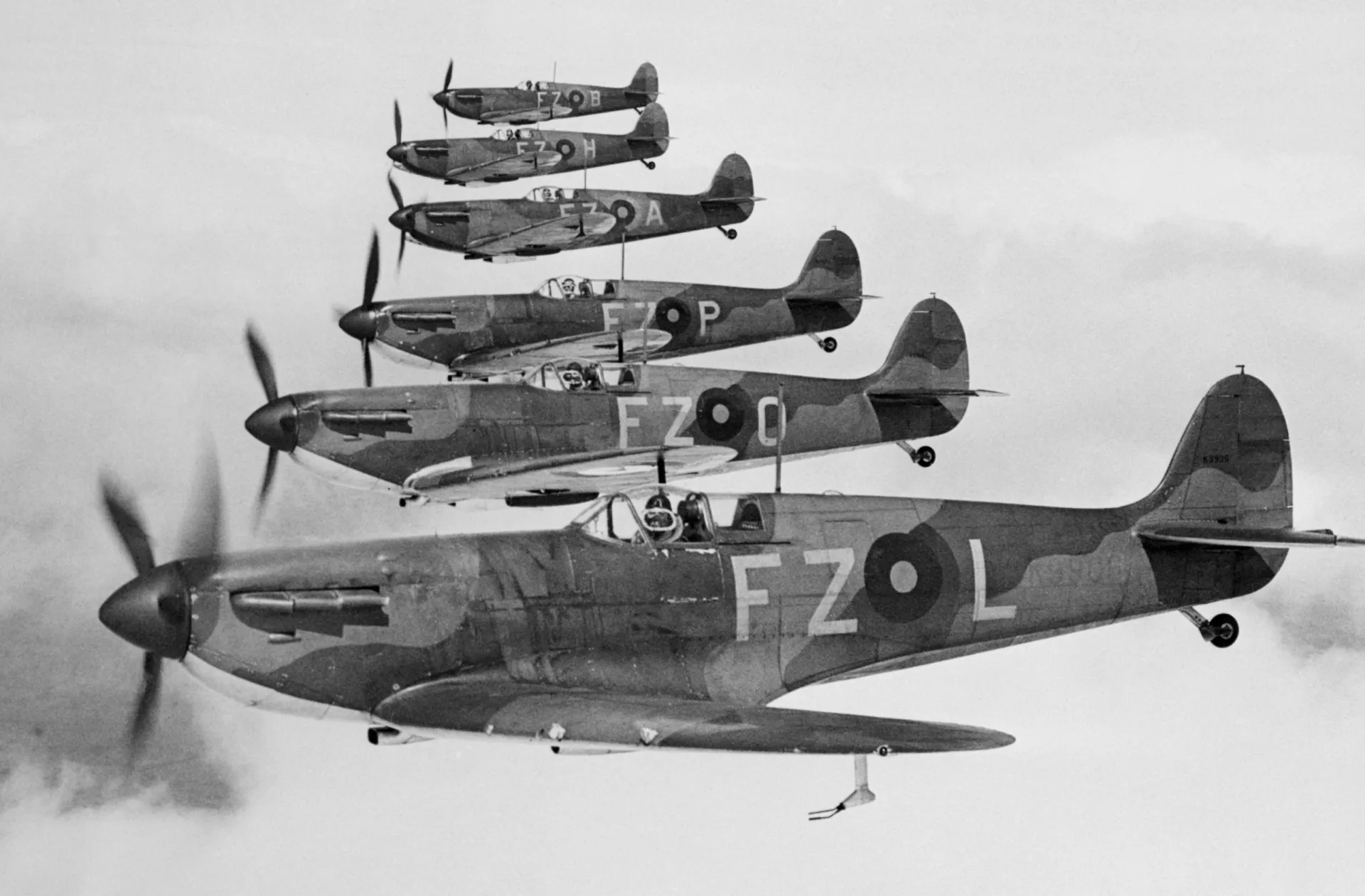 Cadetes da RAF em frente ao imponente prédio principal de Cranwell.