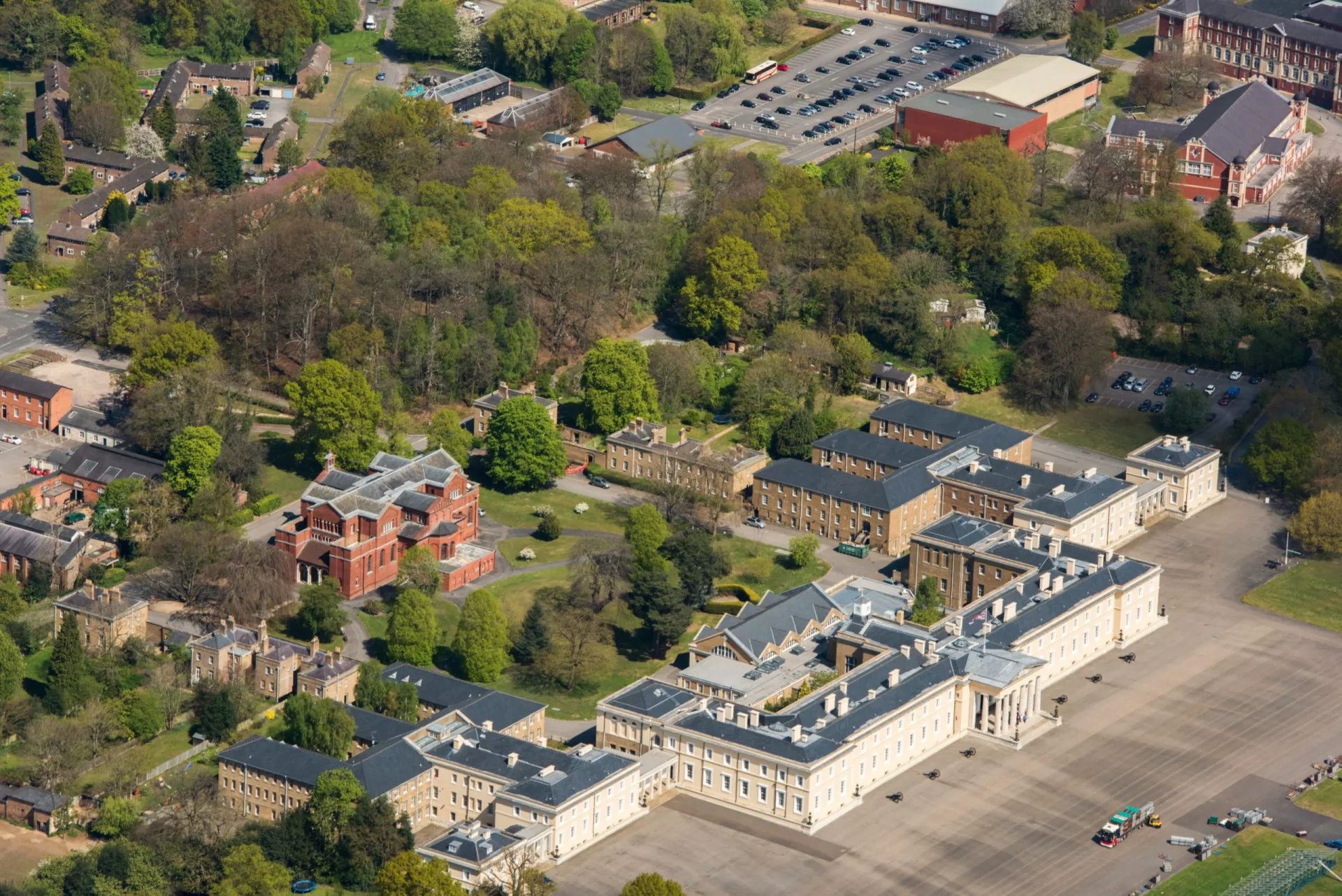 Fachada da Real Academia Militar de Sandhurst, centro de treinamento do Exército Britânico.