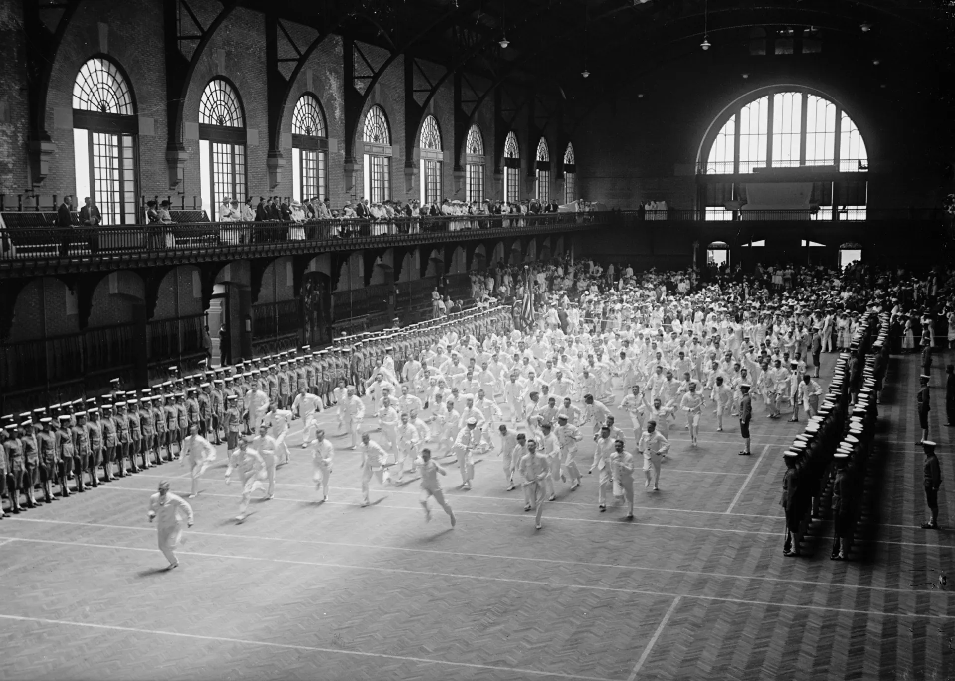 Foto histórica de um exercício de formação na Academia Naval dos EUA em 1917.