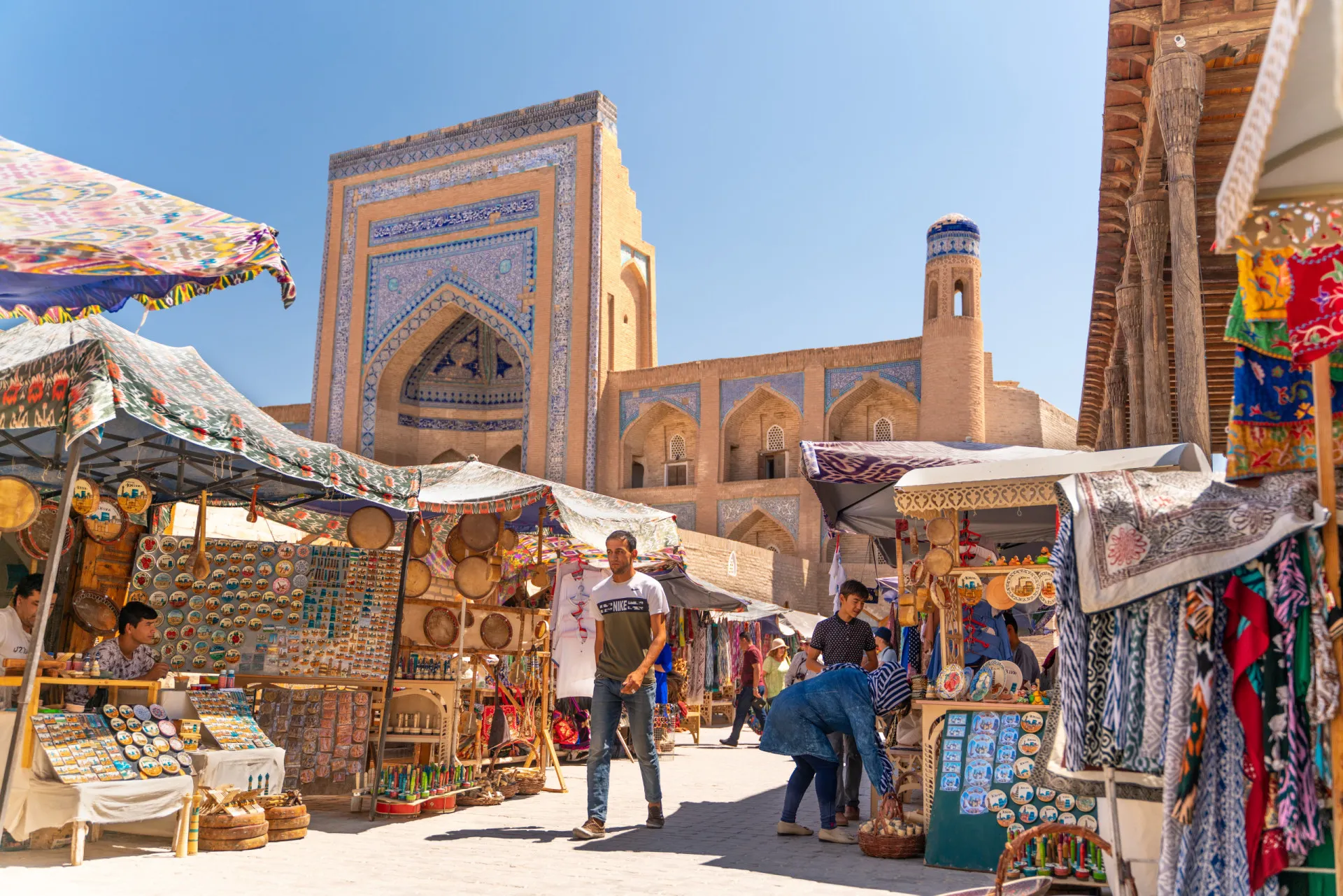 Arquitetura islâmica detalhada e grandiosa em uma mesquita no Uzbequistão.
