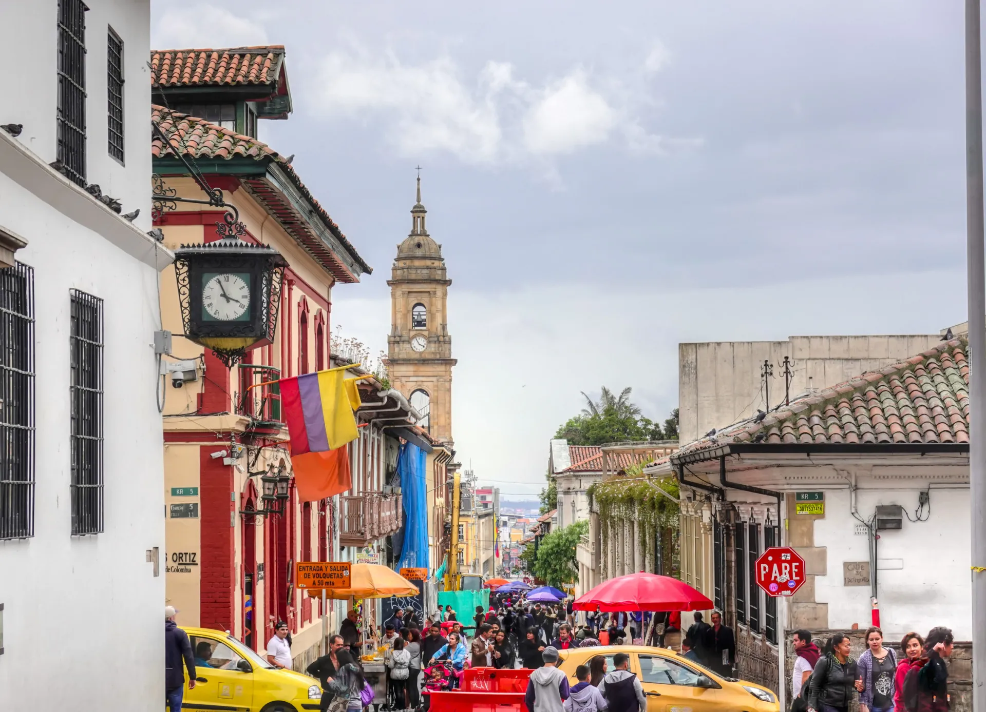 As casas coloridas e varandas floridas da cidade histórica de Cartagena, na Colômbia.