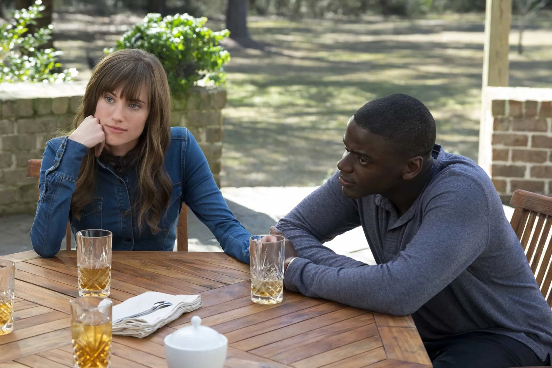 Daniel Kaluuya em uma cena de 'Corra!', com lágrimas escorrendo enquanto ele está paralisado pelo medo.