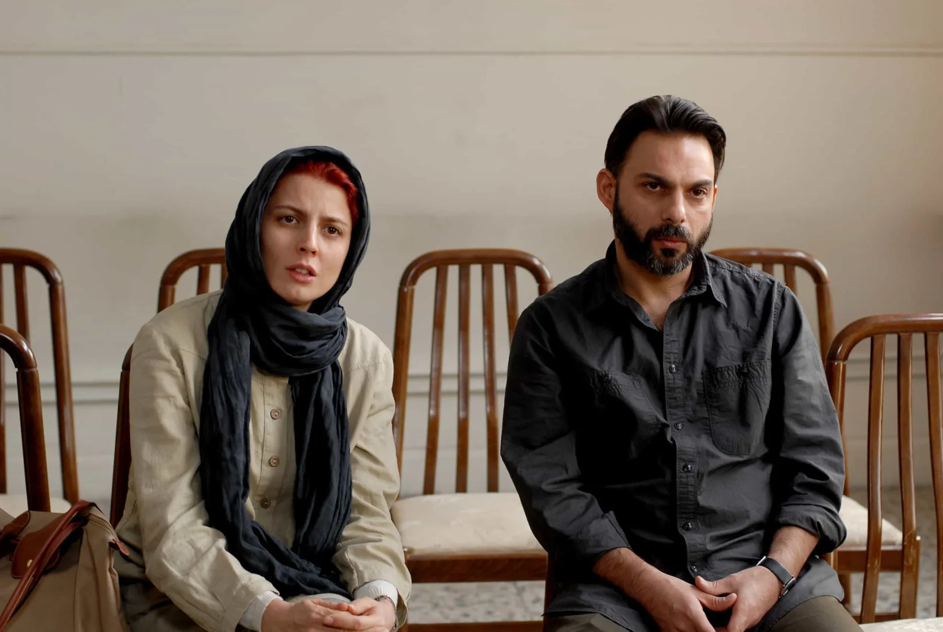Cena do filme iraniano 'A Separação', mostrando o casal em um momento de tensão e conflito.