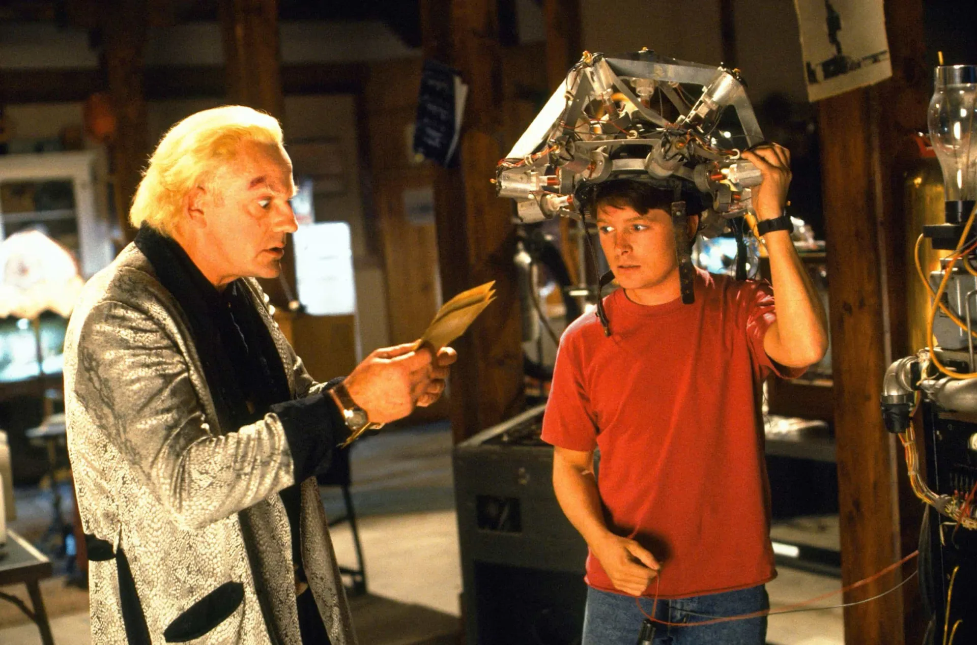 Michael J. Fox como Marty McFly, olhando surpreso ao lado do icônico carro DeLorean.
