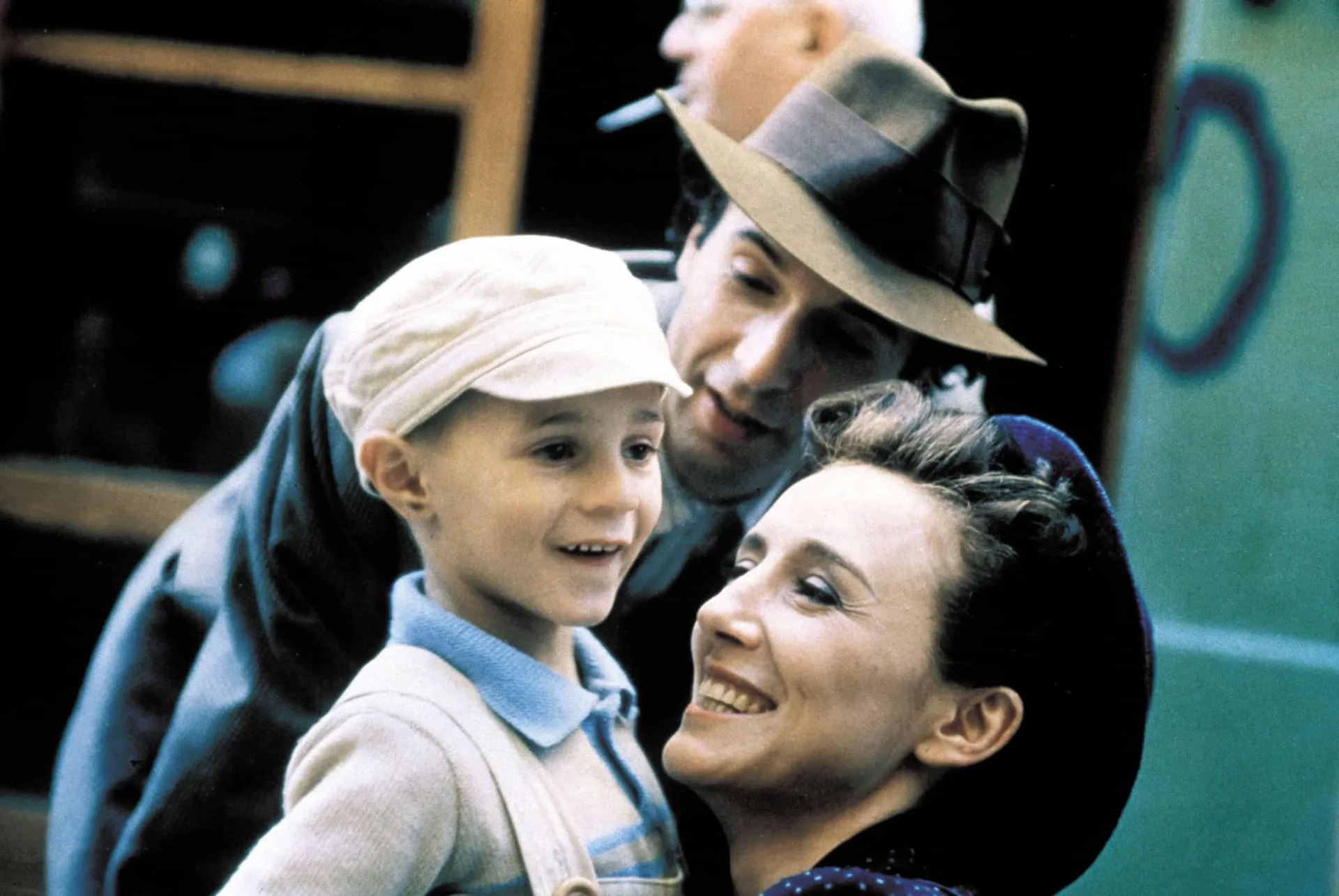 Roberto Benigni e o pequeno Giorgio Cantarini em 'A Vida É Bela', mostrando a relação de pai e filho.