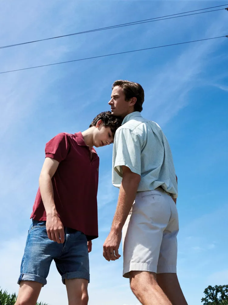 Timothée Chalamet e Armie Hammer em uma cena de 'Me Chame Pelo Seu Nome', com a paisagem italiana ao fundo.