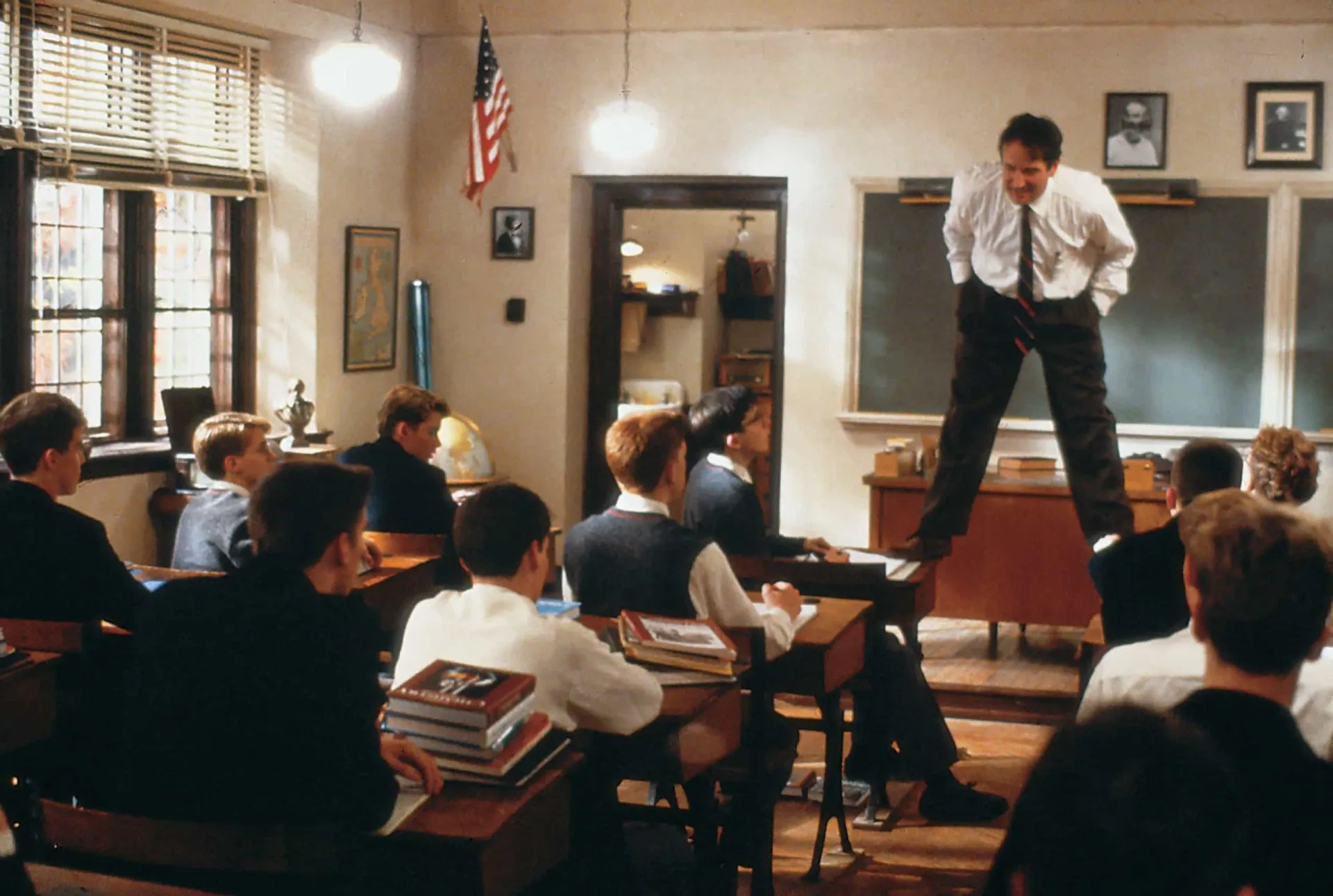 Robin Williams como o professor John Keating, inspirando seus alunos em 'Sociedade dos Poetas Mortos'.