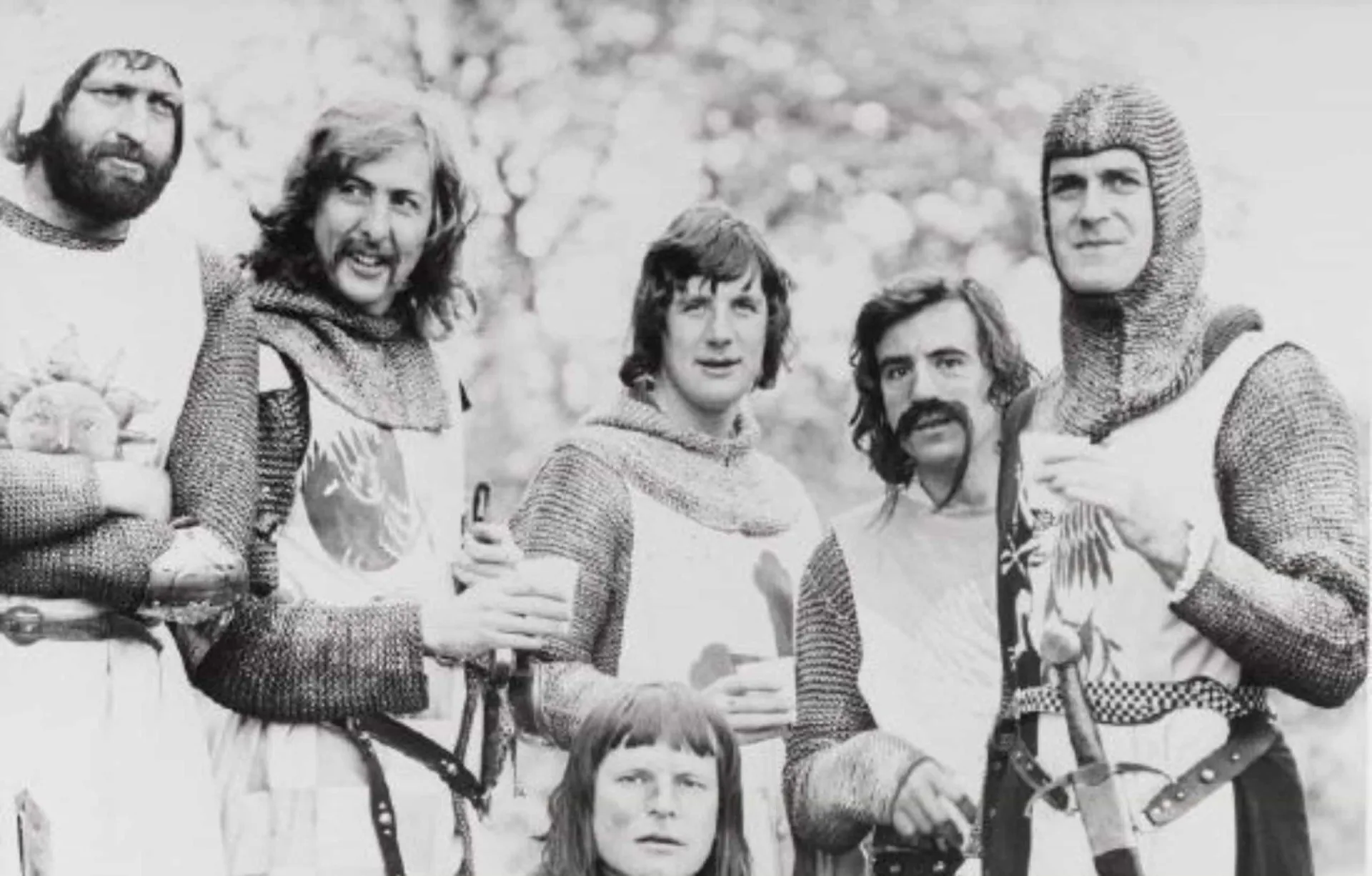 Cena cômica do grupo Monty Python em sua jornada em busca do Cálice Sagrado.