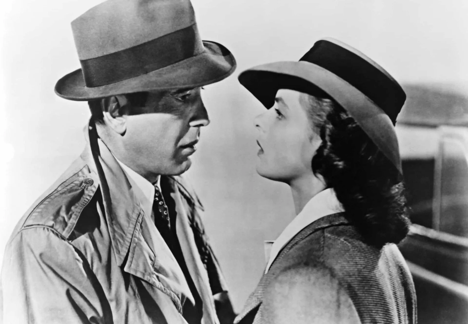 Humphrey Bogart e Ingrid Bergman, os ícones de Hollywood, em uma cena inesquecível de 'Casablanca'.