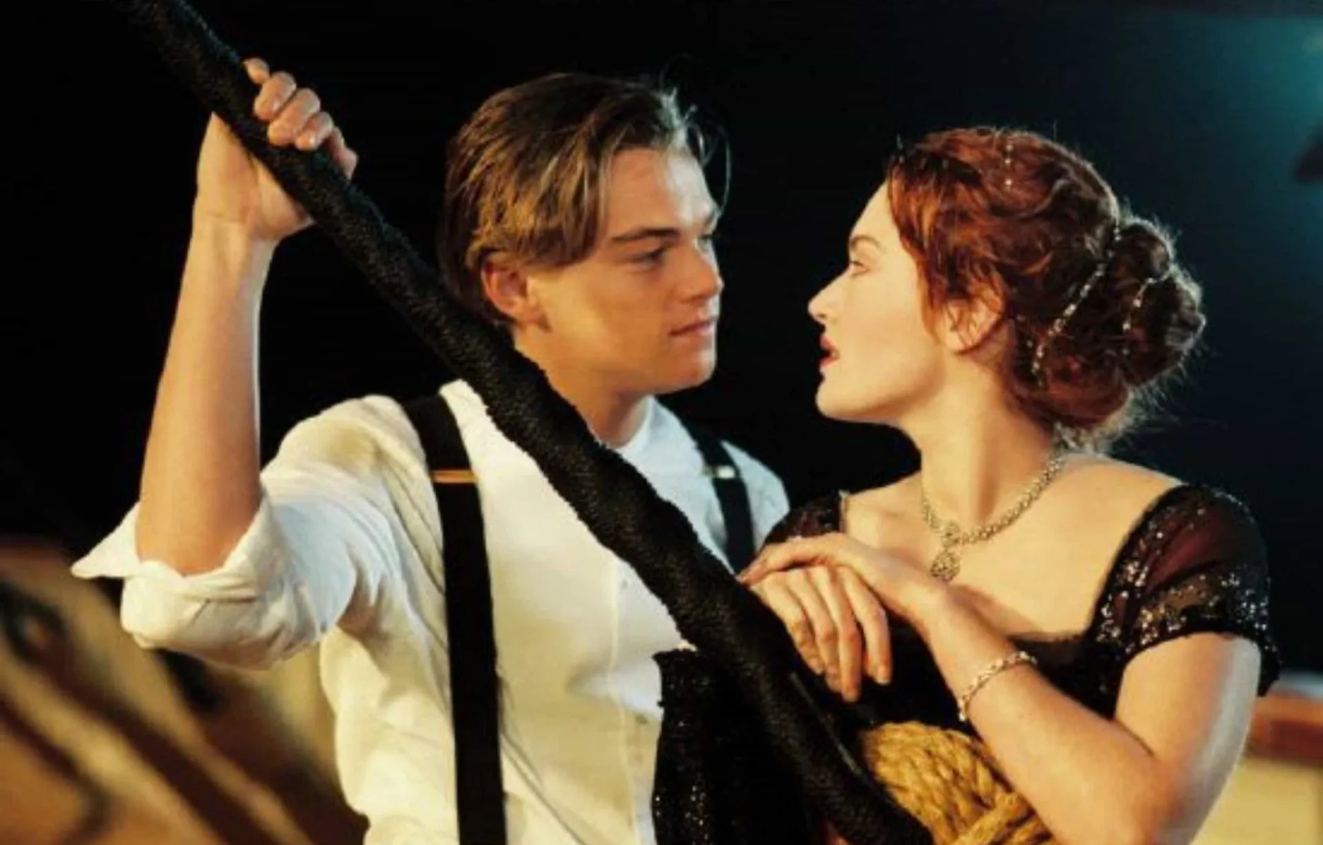 Leonardo DiCaprio e Kate Winslet como Jack e Rose, na famosa cena 'estou voando' na proa do Titanic.