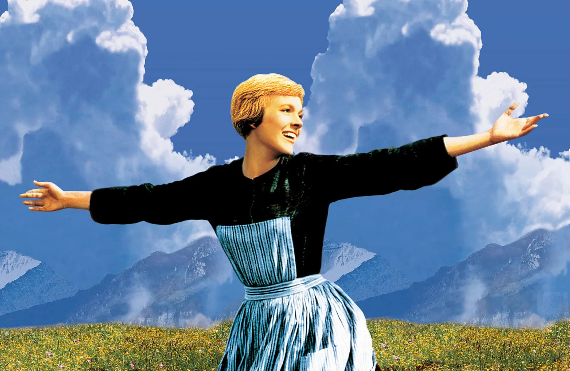 Julie Andrews como Maria, sorrindo e rodeada pelas crianças Von Trapp nos Alpes austríacos.
