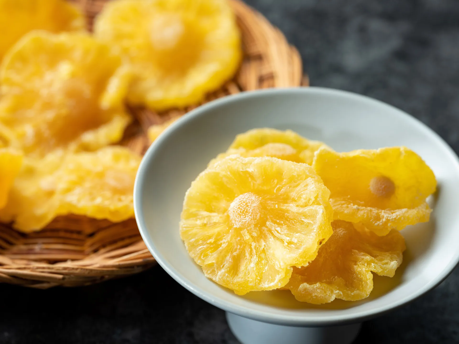 Uma variedade de frutas secas como damascos, ameixas e figos em tigelas.