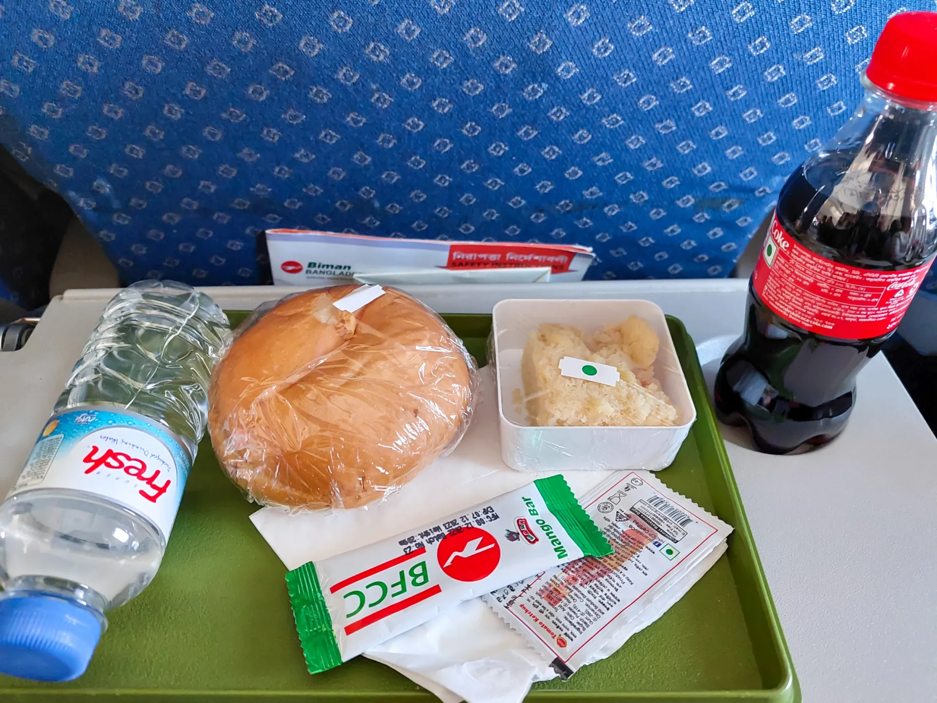 Copo de refrigerante de cola com gelo e bolhas subindo.