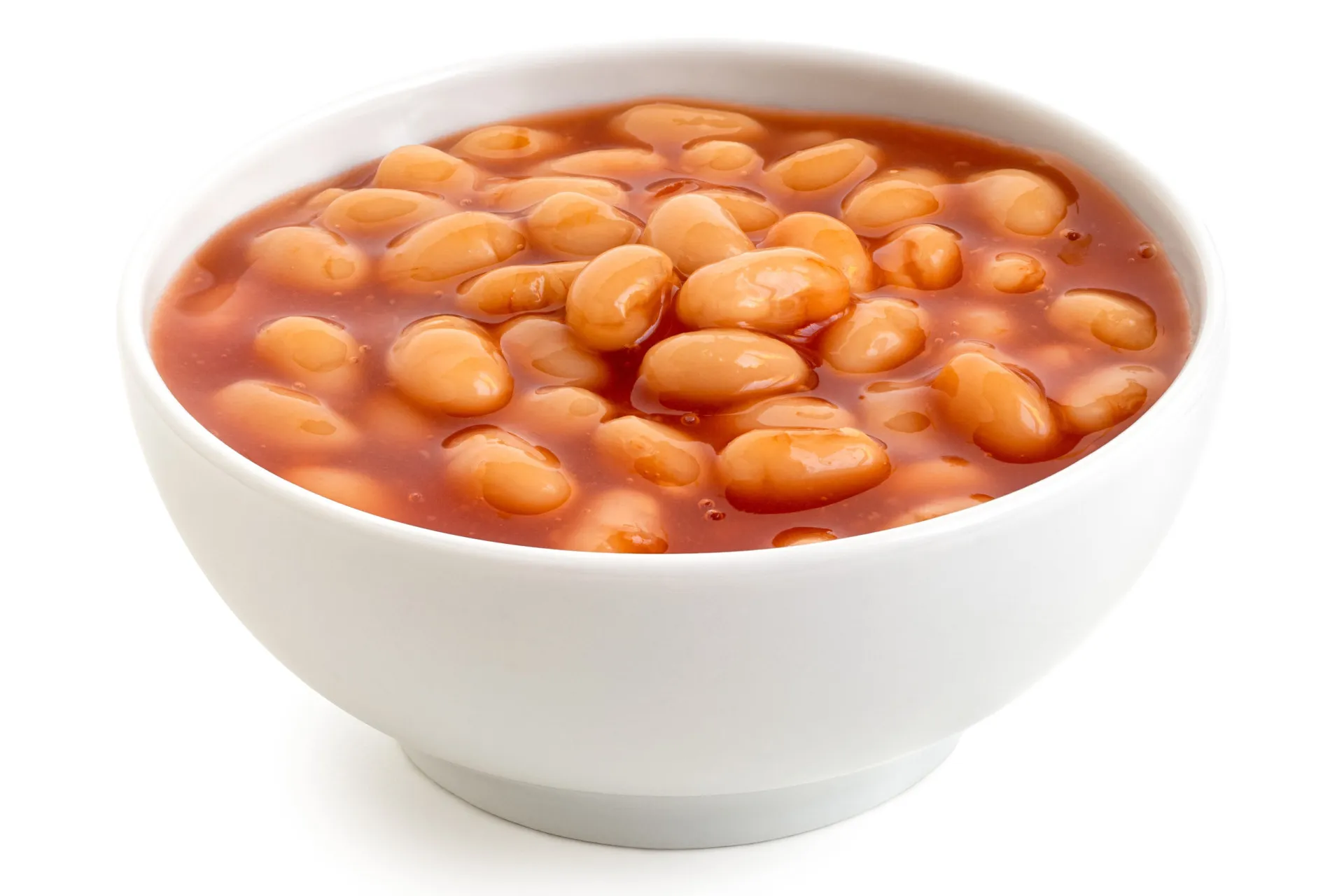 Um prato de hummus feito de grão-de-bico com amendoins ao lado.