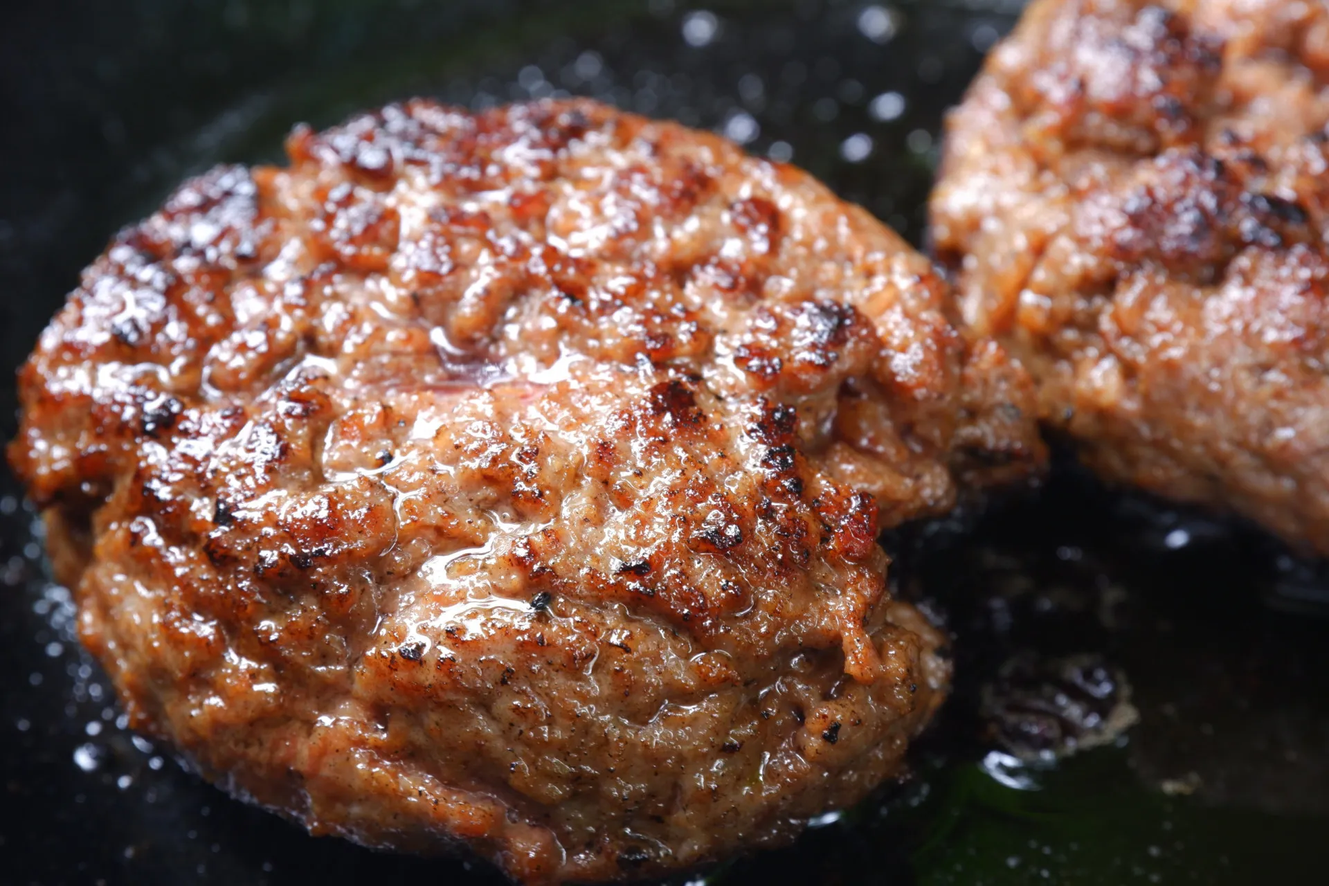 Bife grelhado sendo fatiado em uma tábua de madeira.