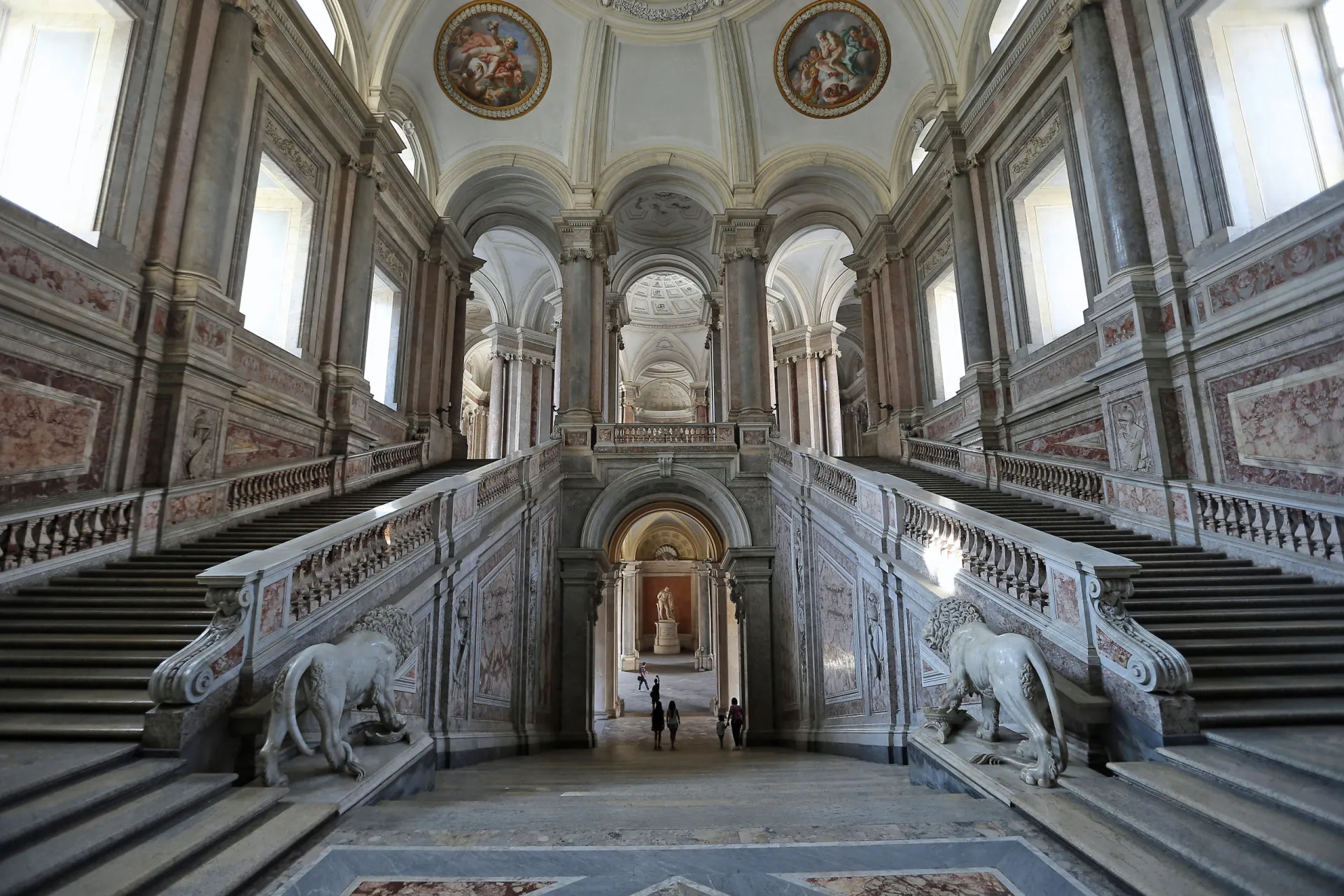 Interior opulento e grandioso do Palácio de Caserta, na Itália.