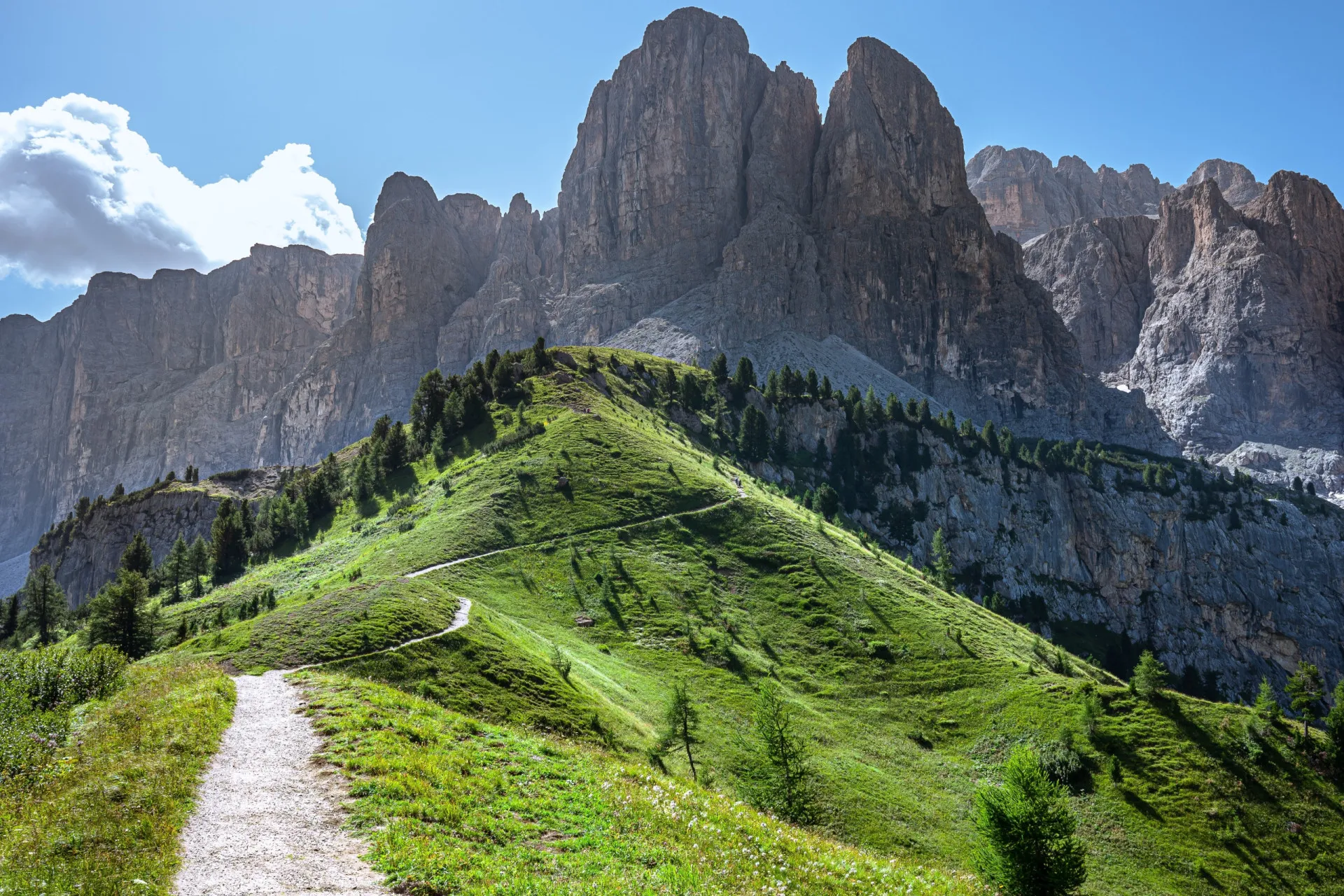 Cordilheira das Dolomitas coberta de neve, na Itália.