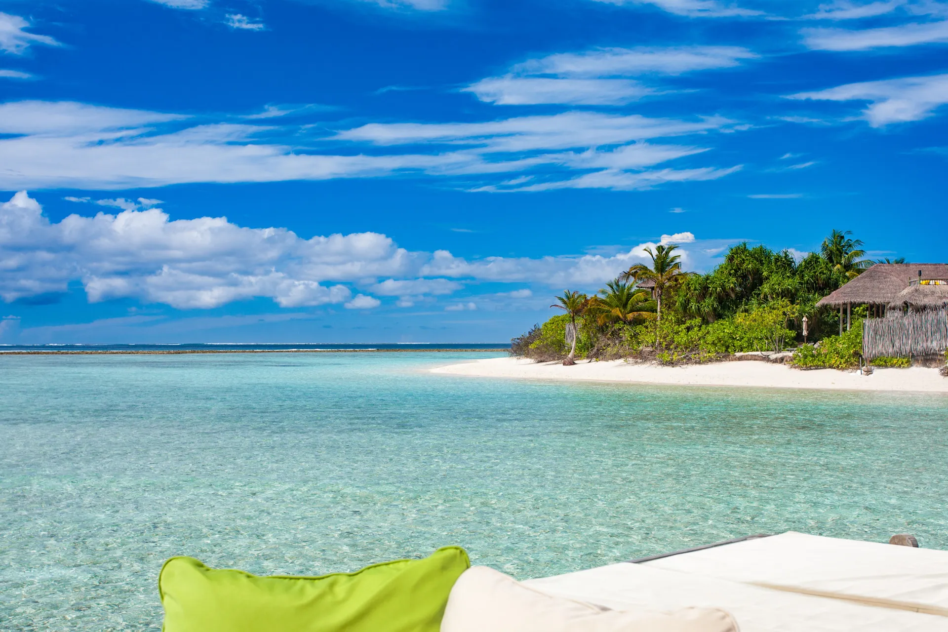 Ilhas tropicais com praias de areia branca e água cristalina no Atol de Laamu, Maldivas.