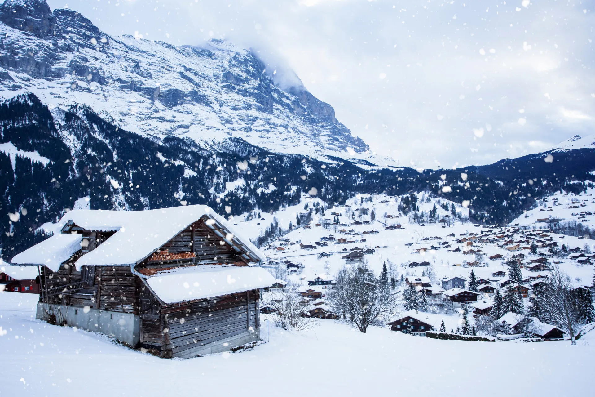 Vila pitoresca de Grindelwald com a montanha Eiger ao fundo, na Suíça.