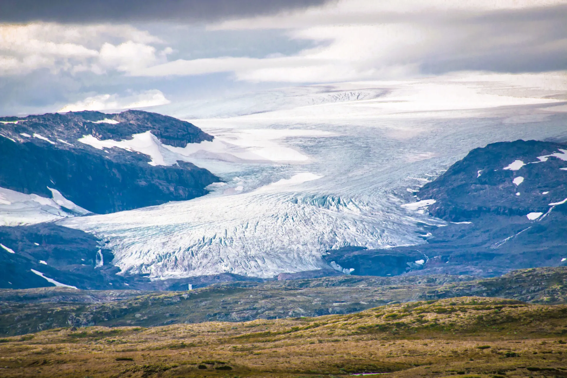 Vasta paisagem de neve e gelo da geleira de Hardangerjøkulen, na Noruega.