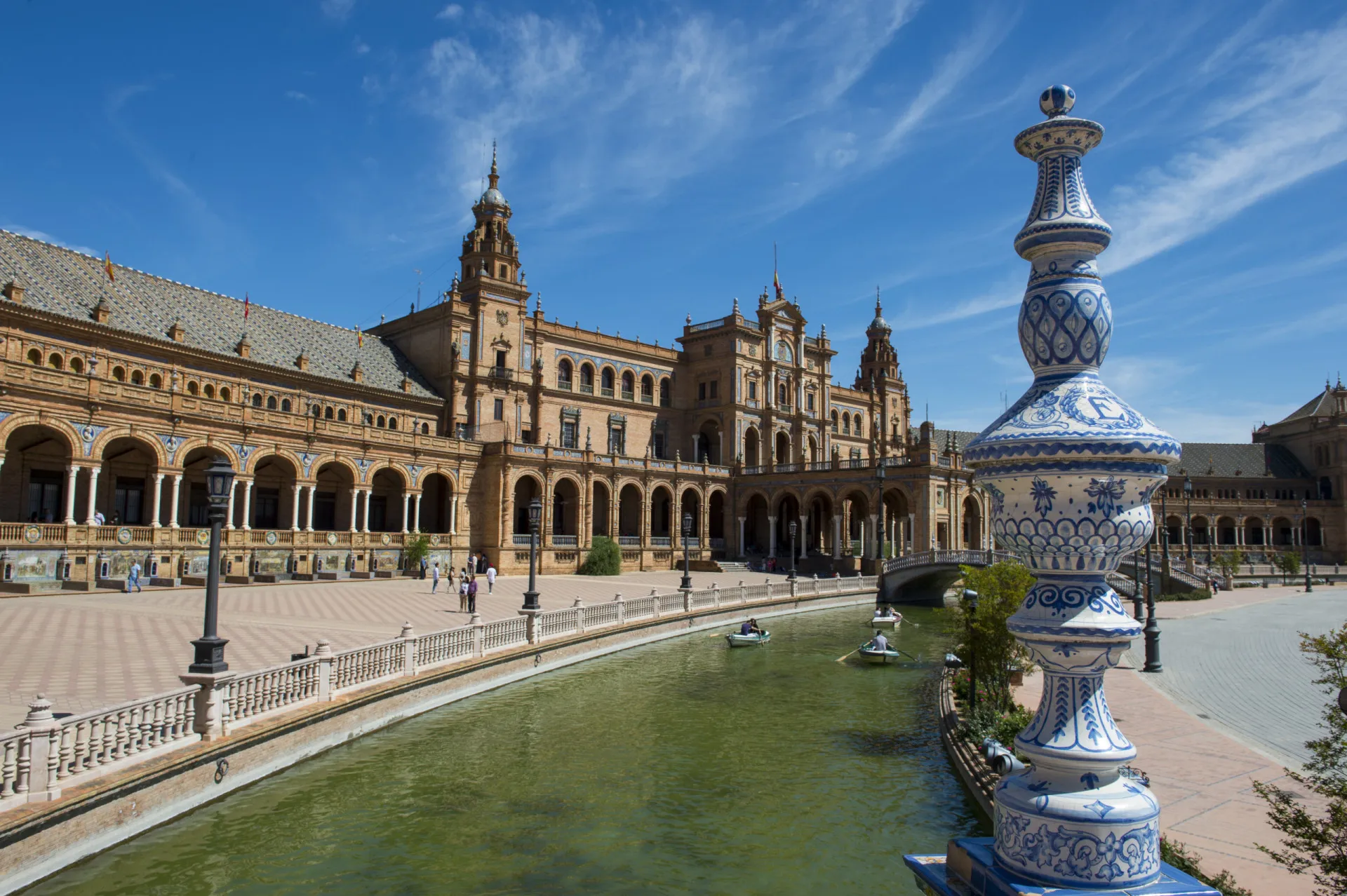 A grandiosa e semicircular Plaza de España em Sevilha, com seus canais e pontes.