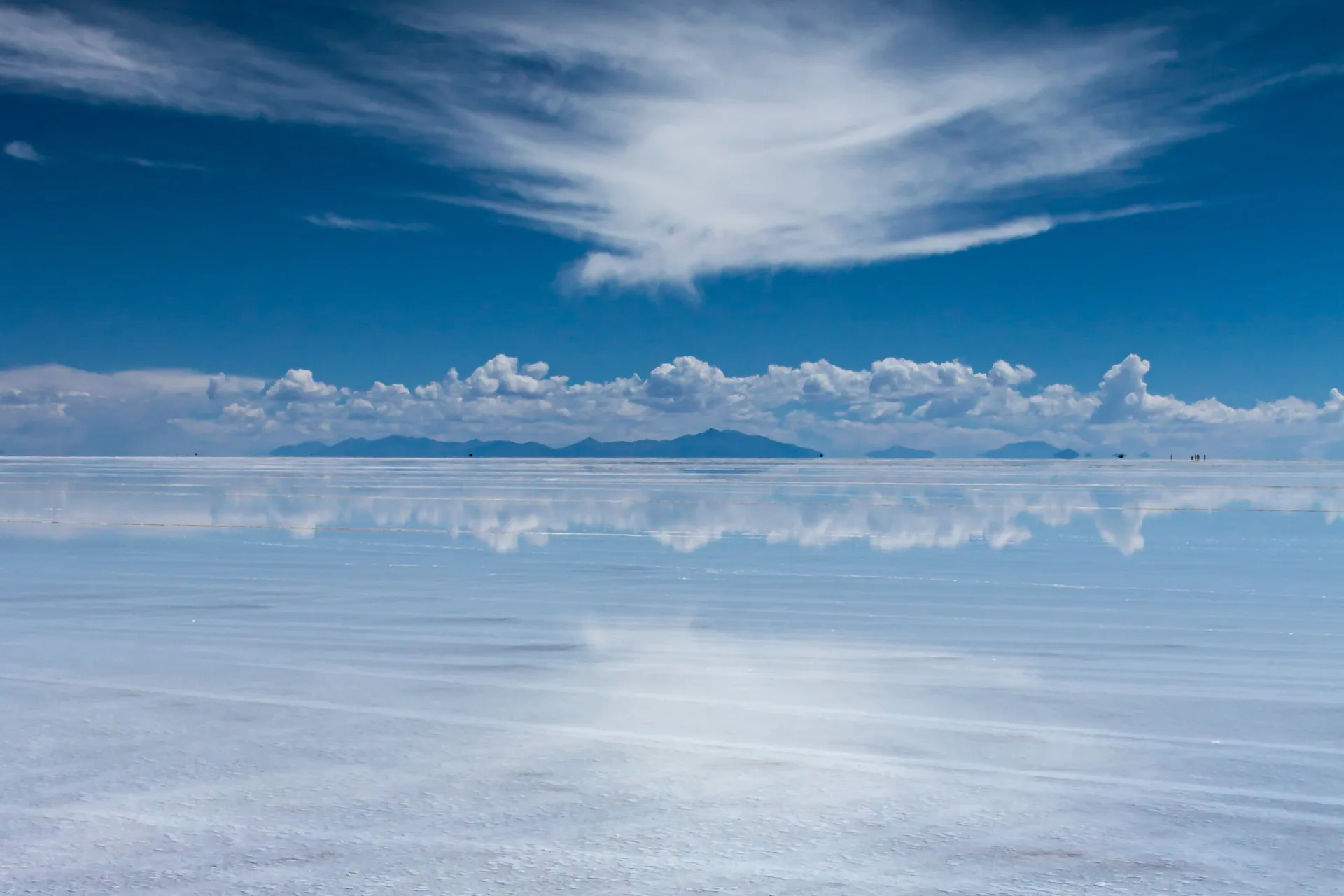 A imensidão branca e espelhada do Salar de Uyuni, na Bolívia.