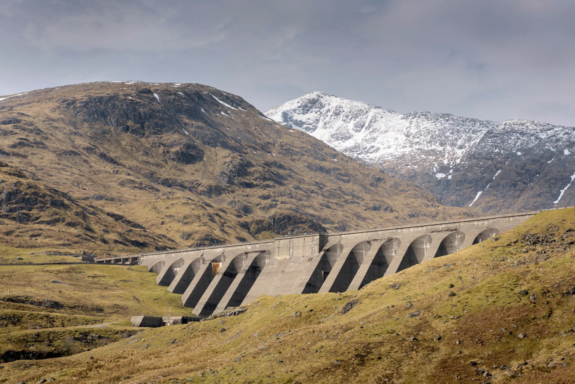 A imponente estrutura de concreto da Barragem Cruachan, na Escócia.