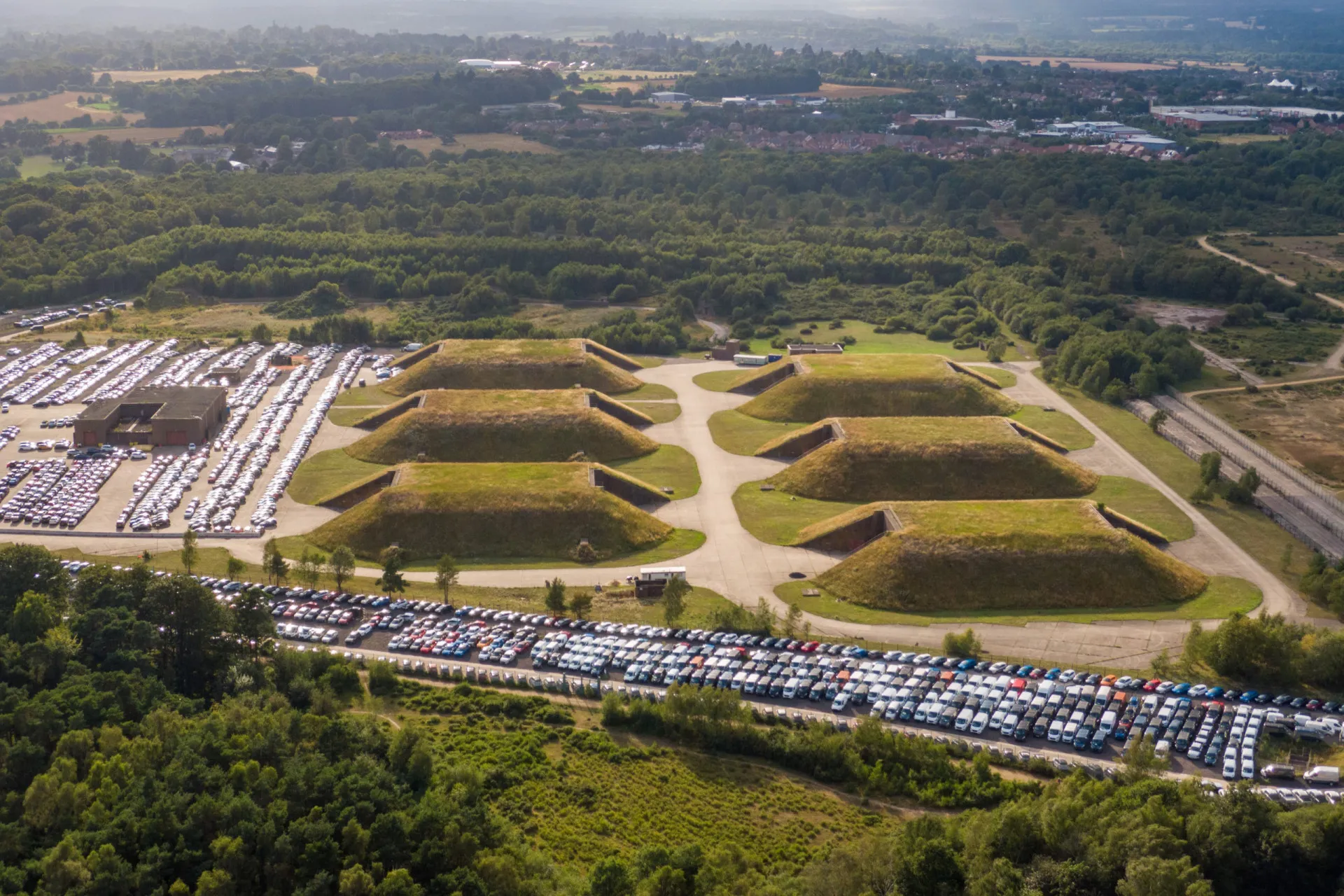 Vastos espaços abertos e antigas pistas de pouso em Greenham Common, Reino Unido.
