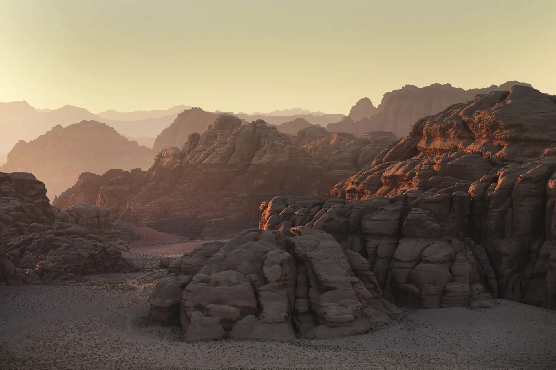 Formações rochosas avermelhadas no deserto de Wadi Rum, na Jordânia.